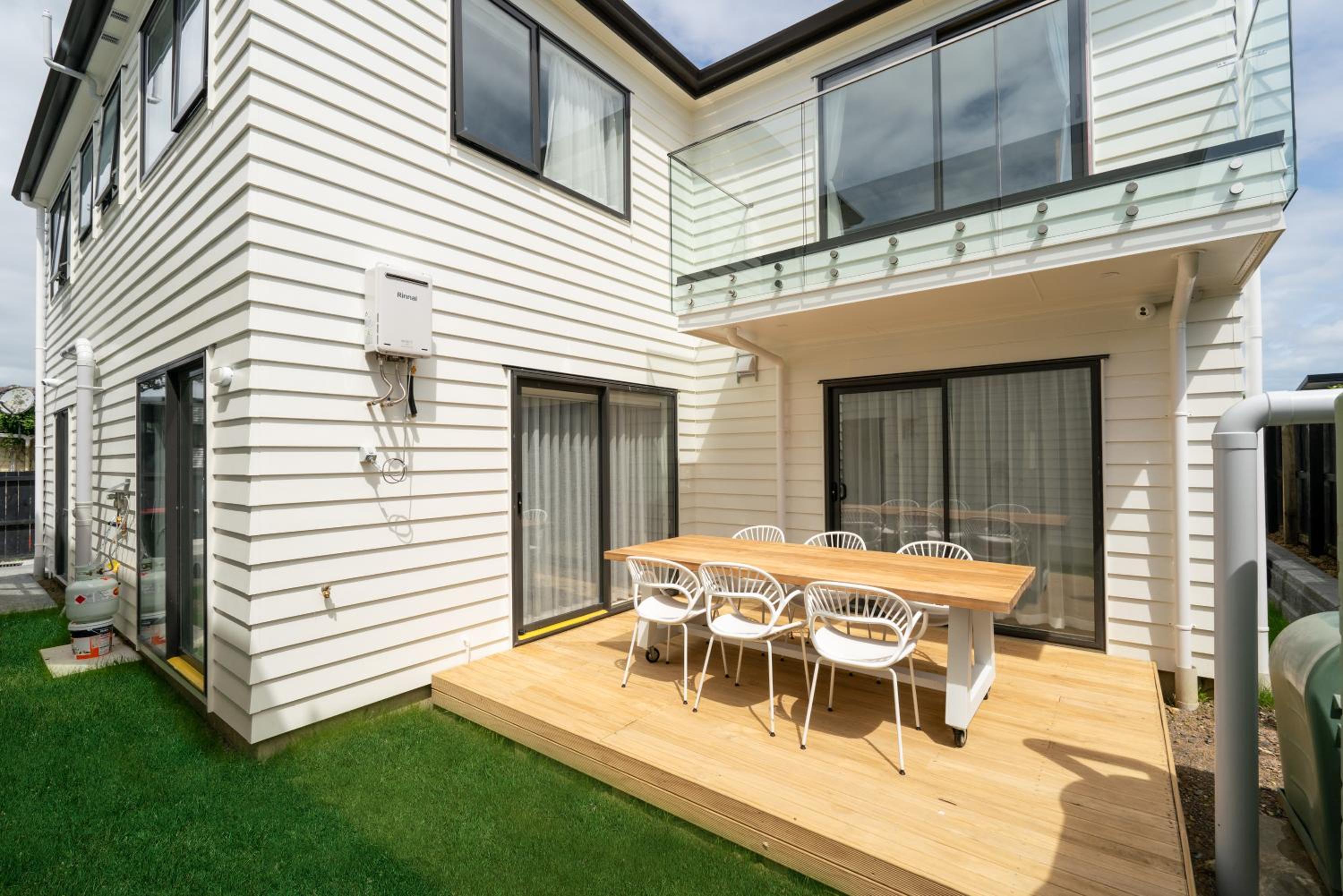 Five-Bedroom House - Photo 2