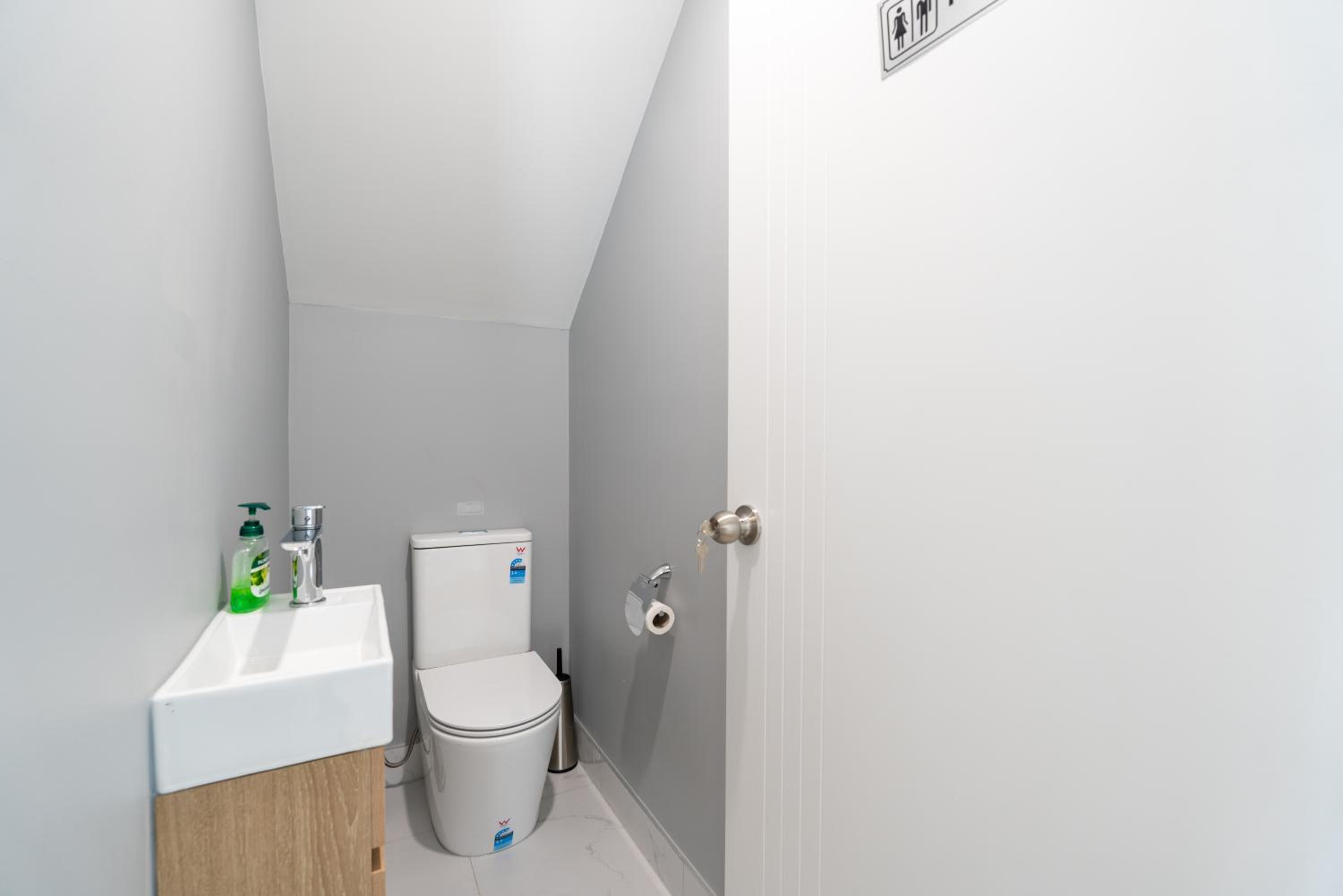 Five-Bedroom House - Photo 12