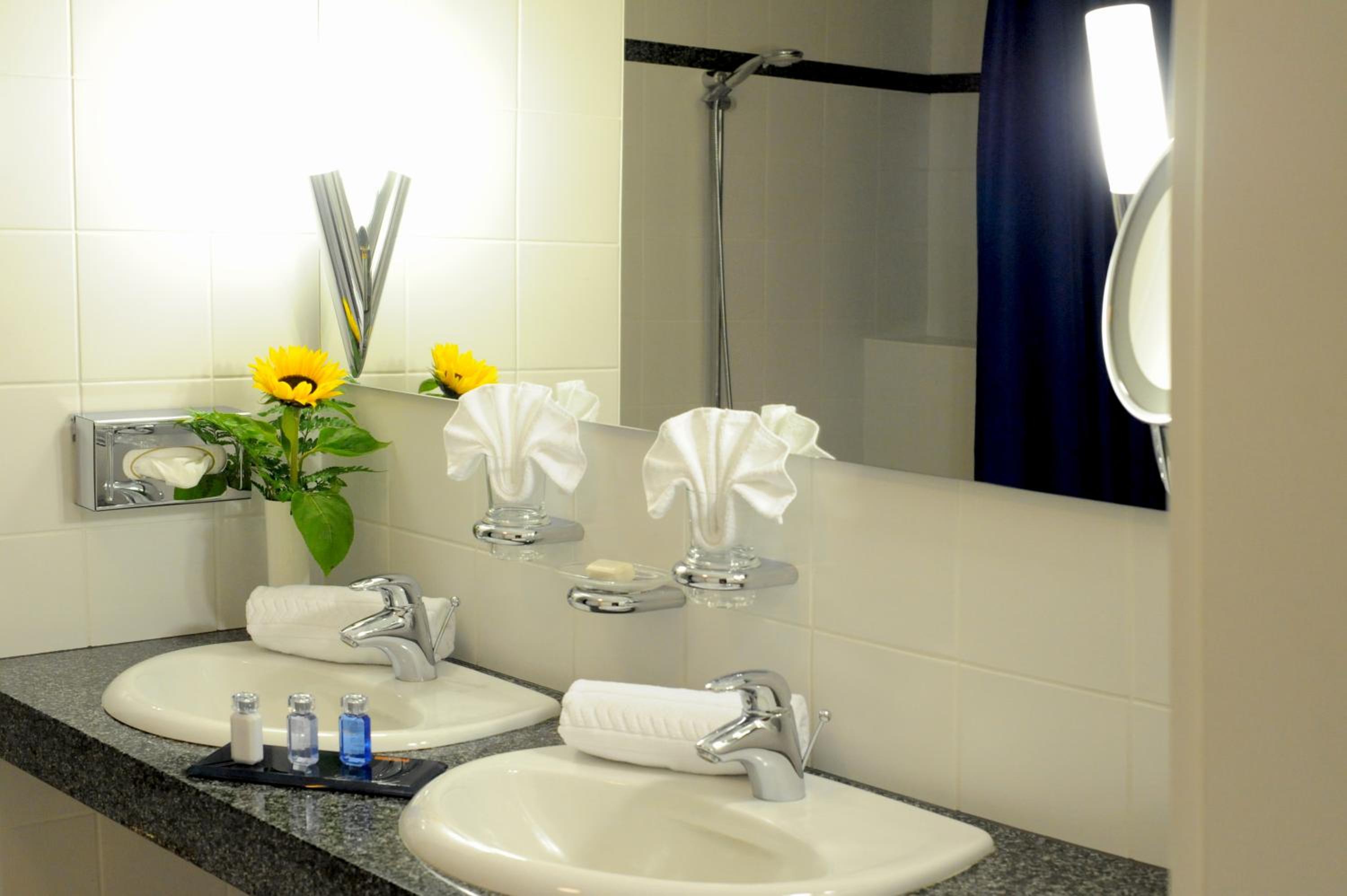 Suite with Lake View - Photo 3