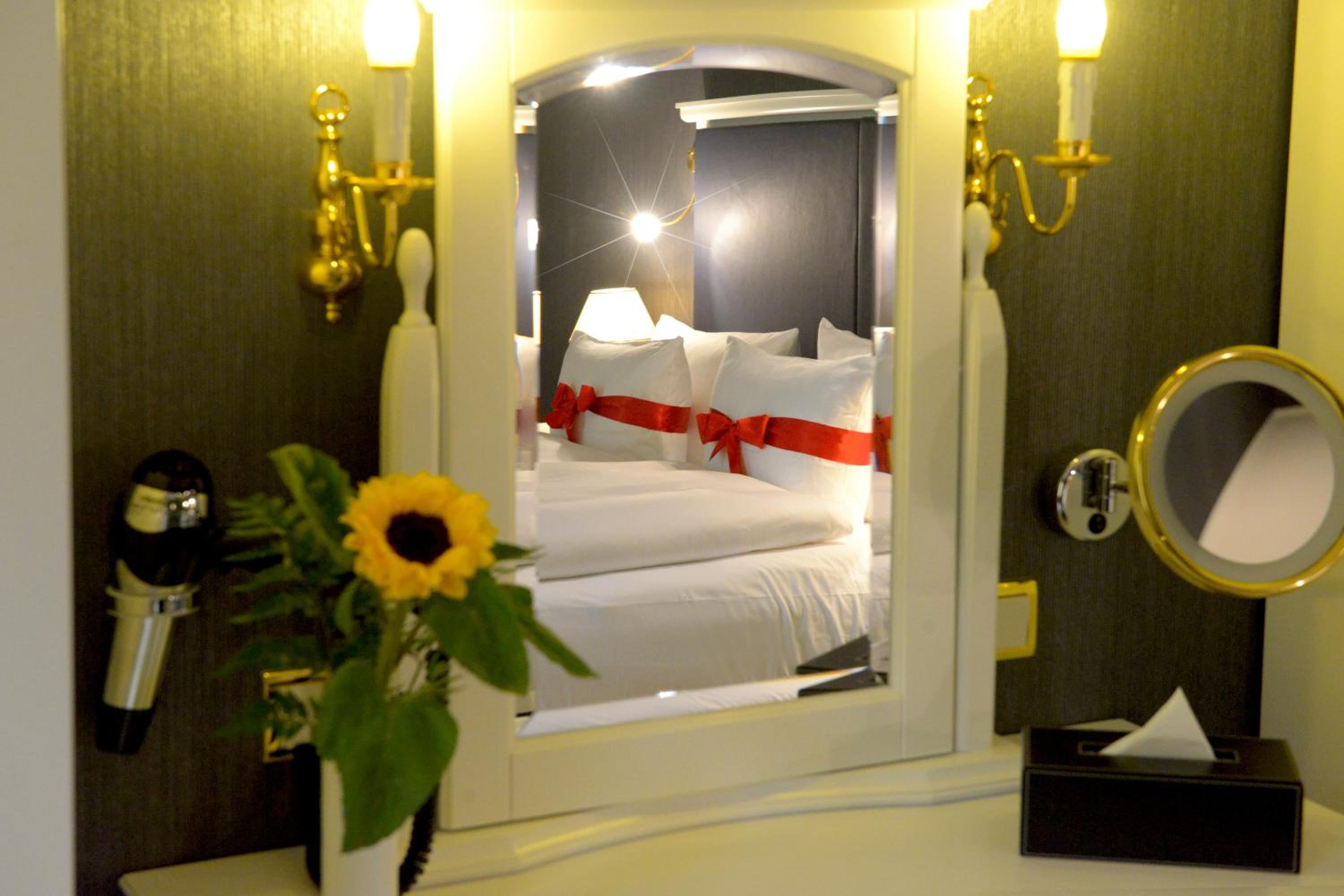 Suite with Lake View - Photo 1