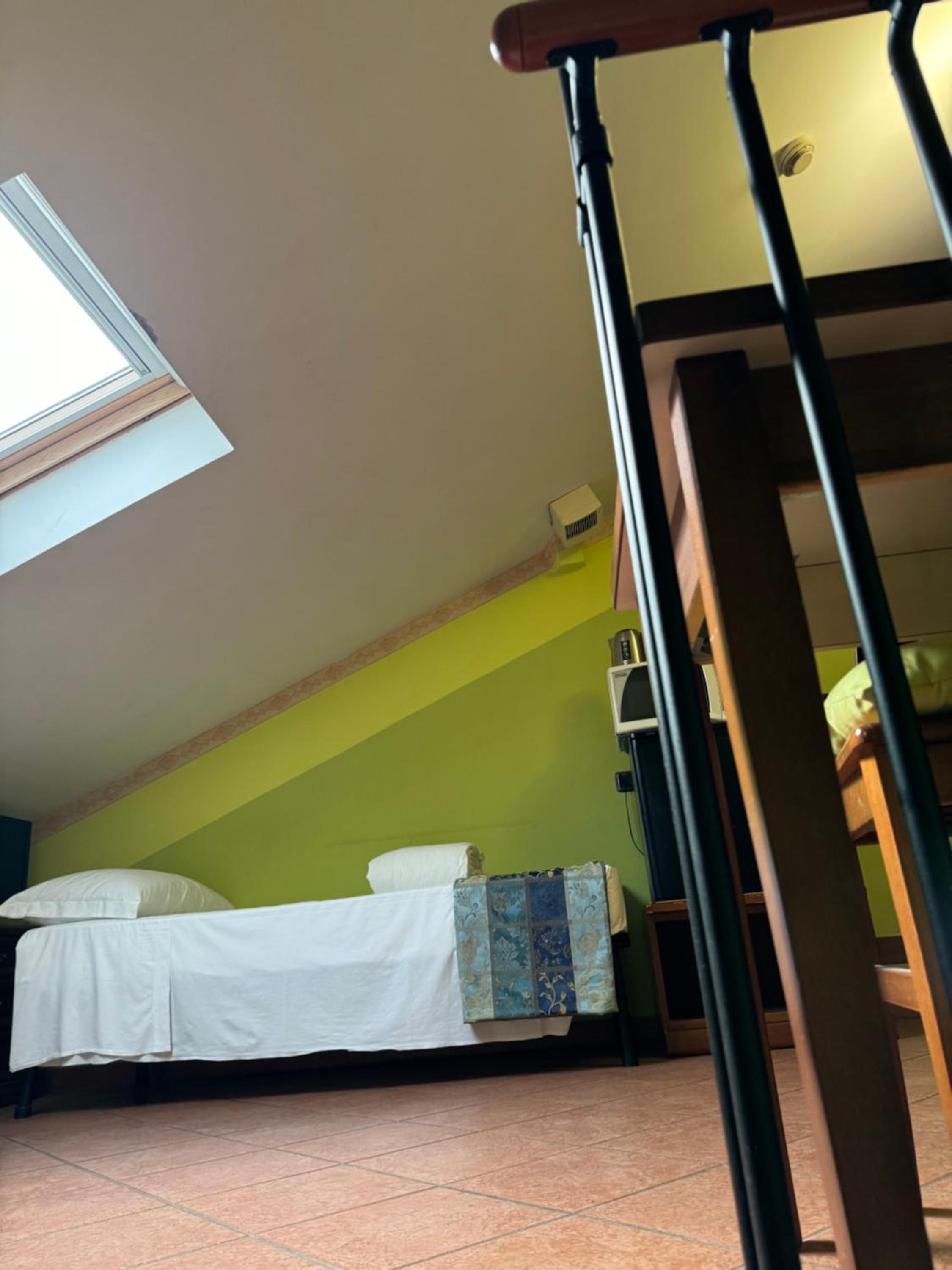 One-Bedroom Apartment - Attic - Photo 5