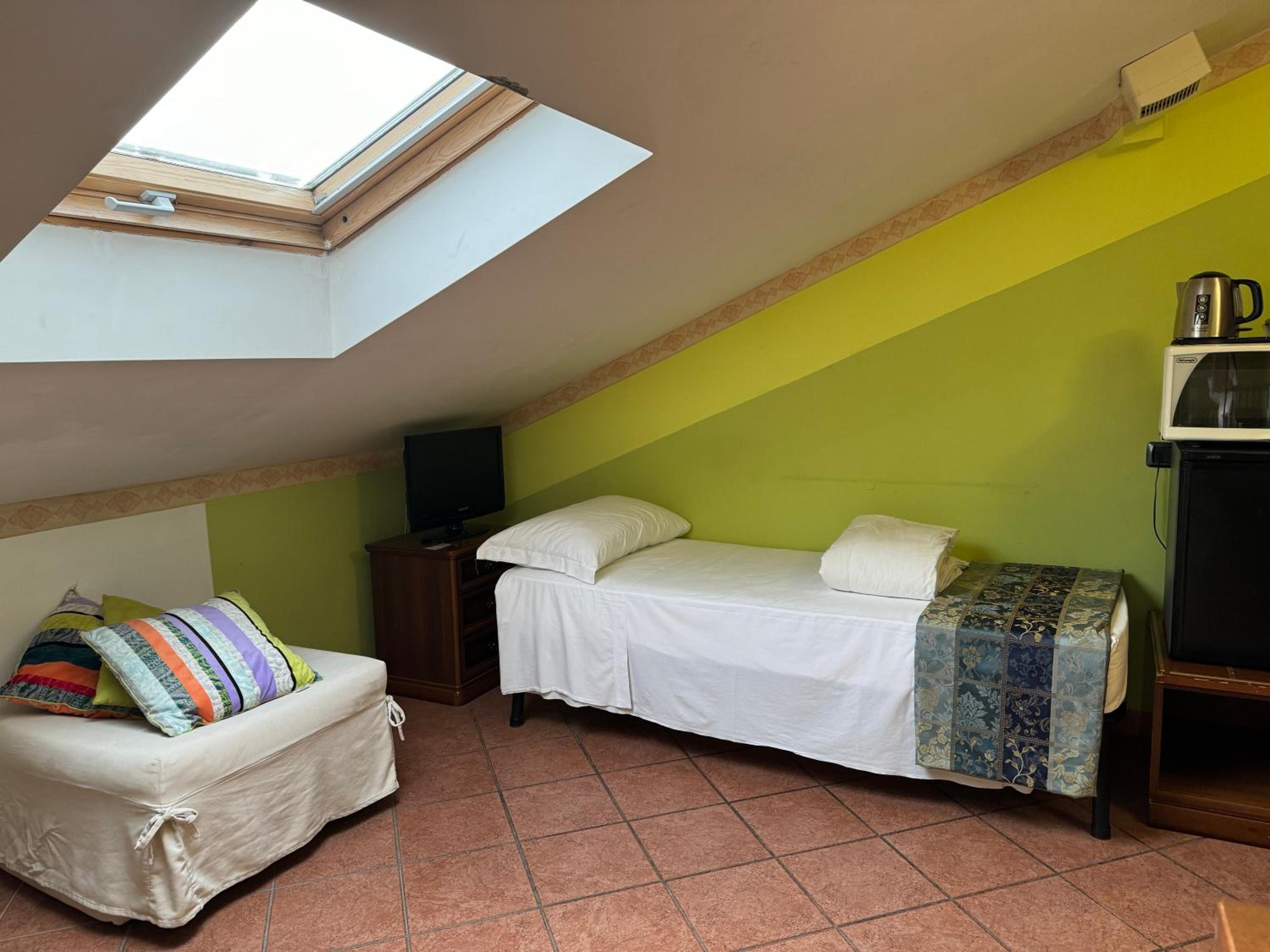 One-Bedroom Apartment - Attic - Photo 6