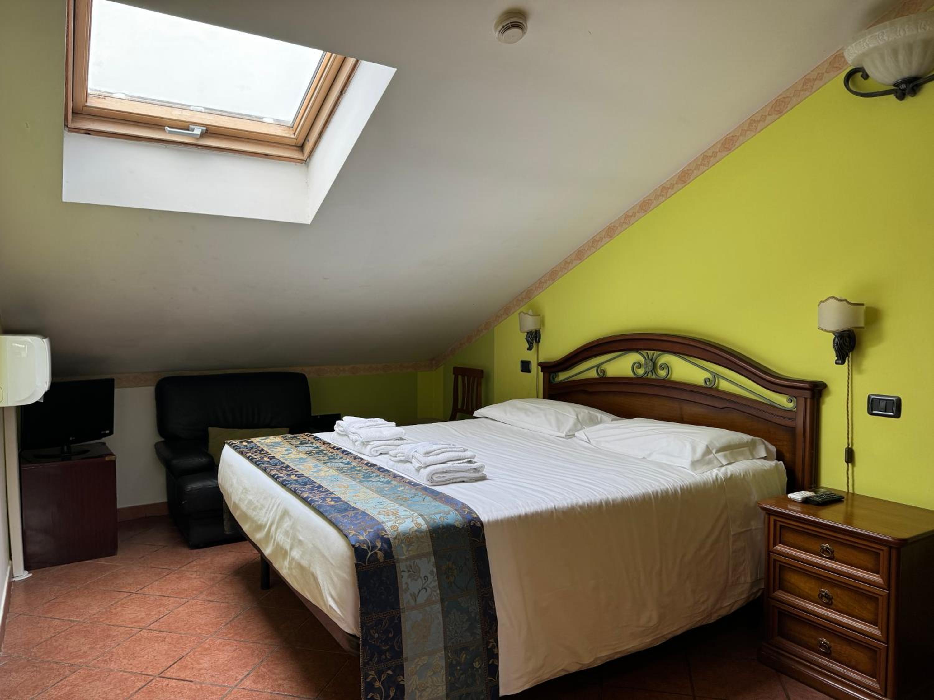 One-Bedroom Apartment - Attic - Photo 7