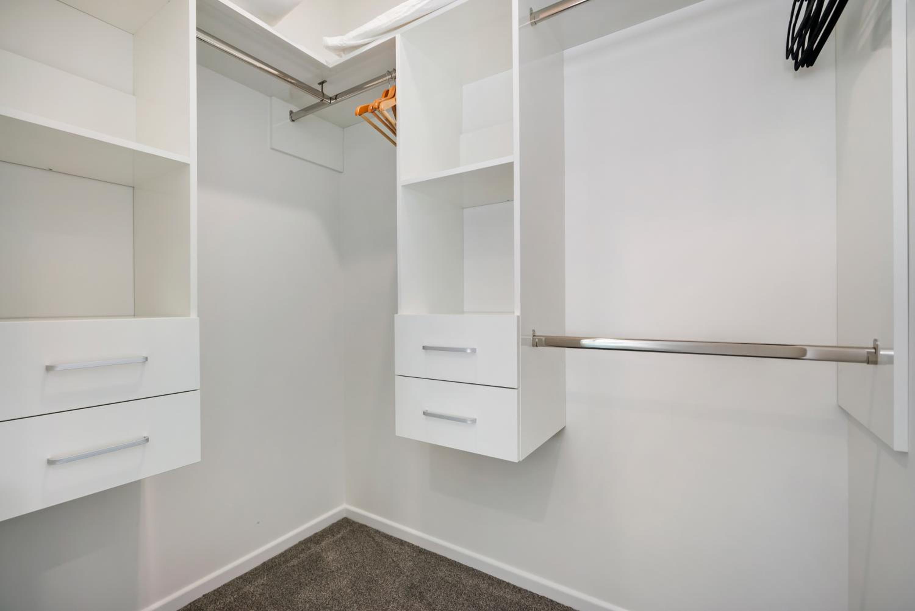 Five-Bedroom House - Photo 17