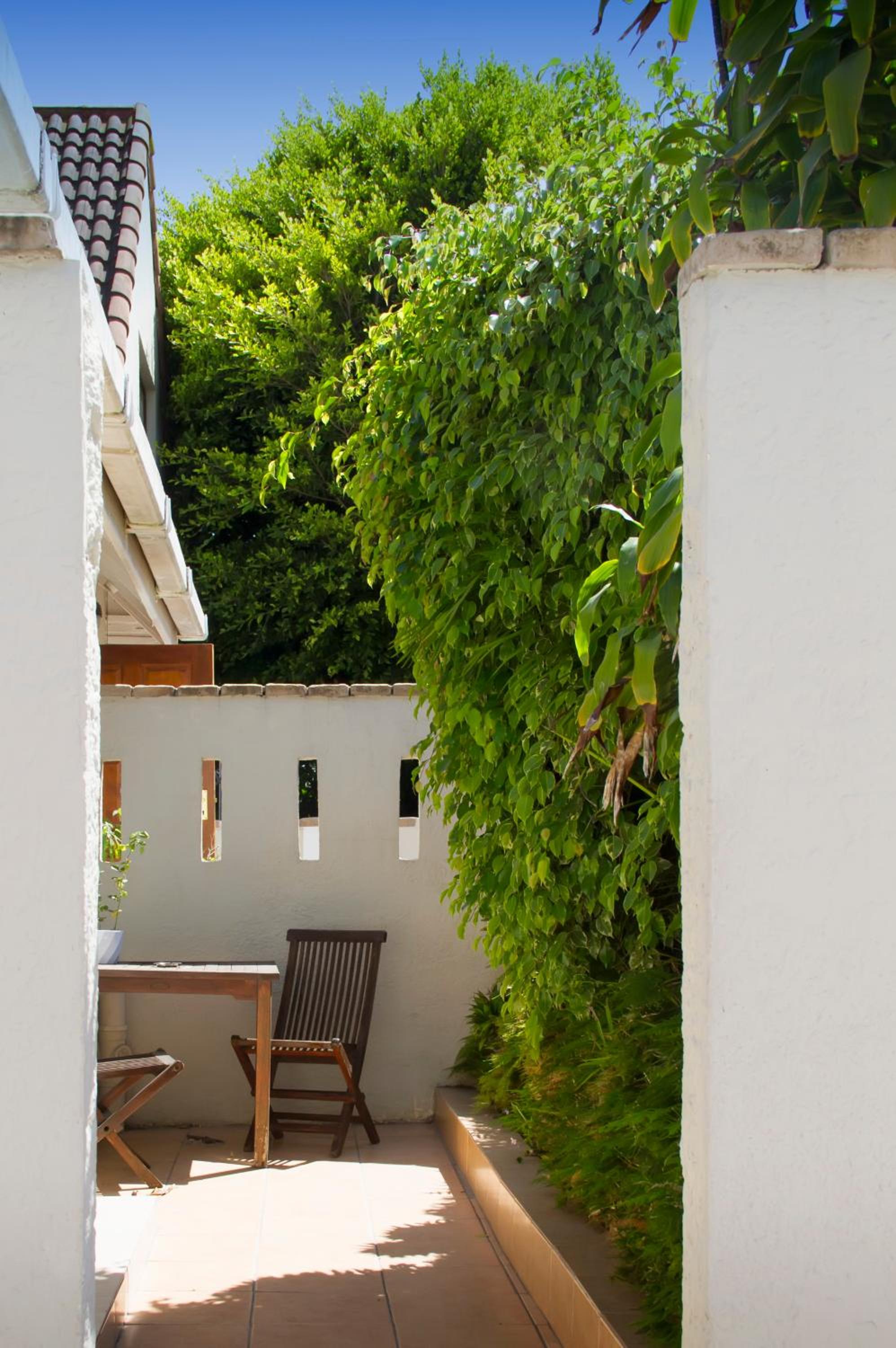 Double or Twin Room with Private Patio - Photo 4