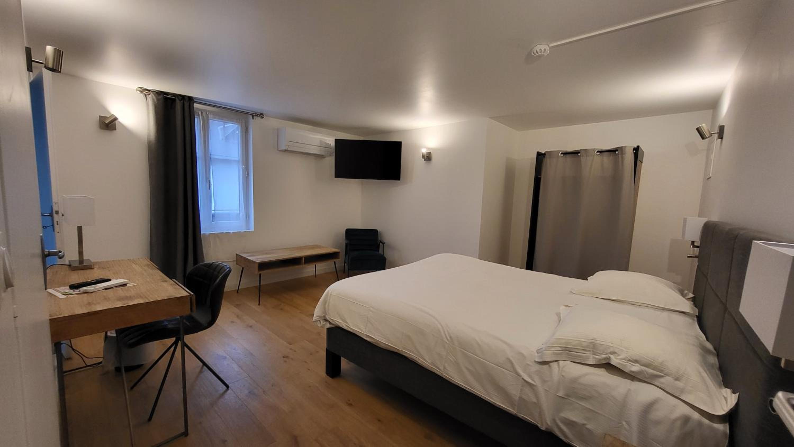 Air-Conditioned Room - Photo 6