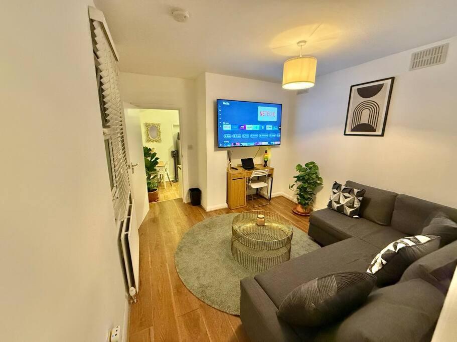 One-Bedroom Apartment photo 1