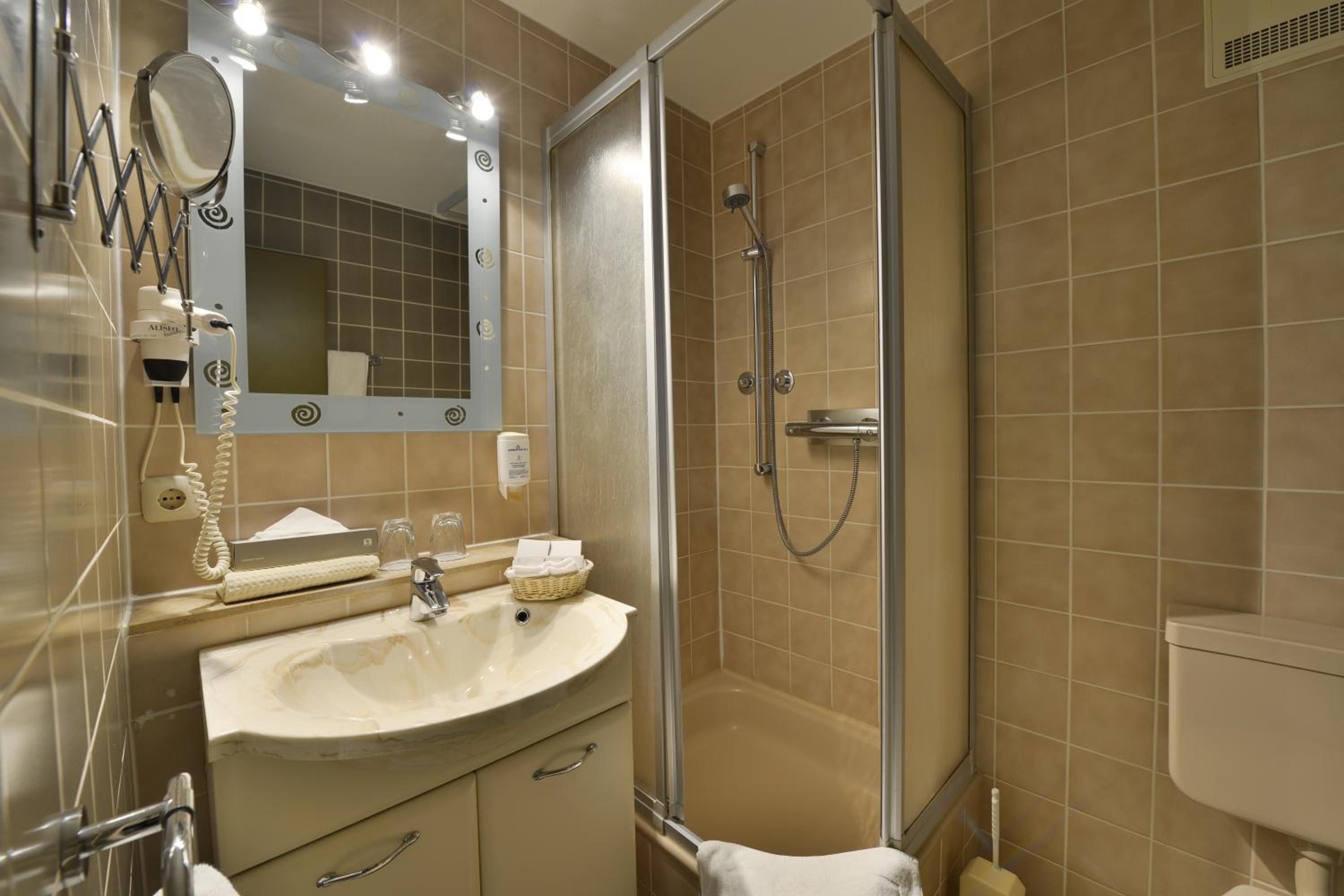 Standard Twin Room - Photo 5