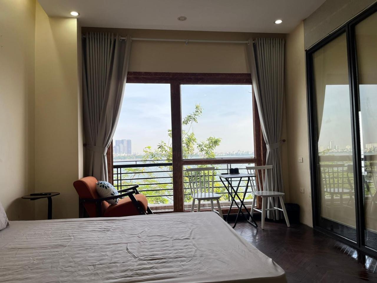 Apartment With Lake View