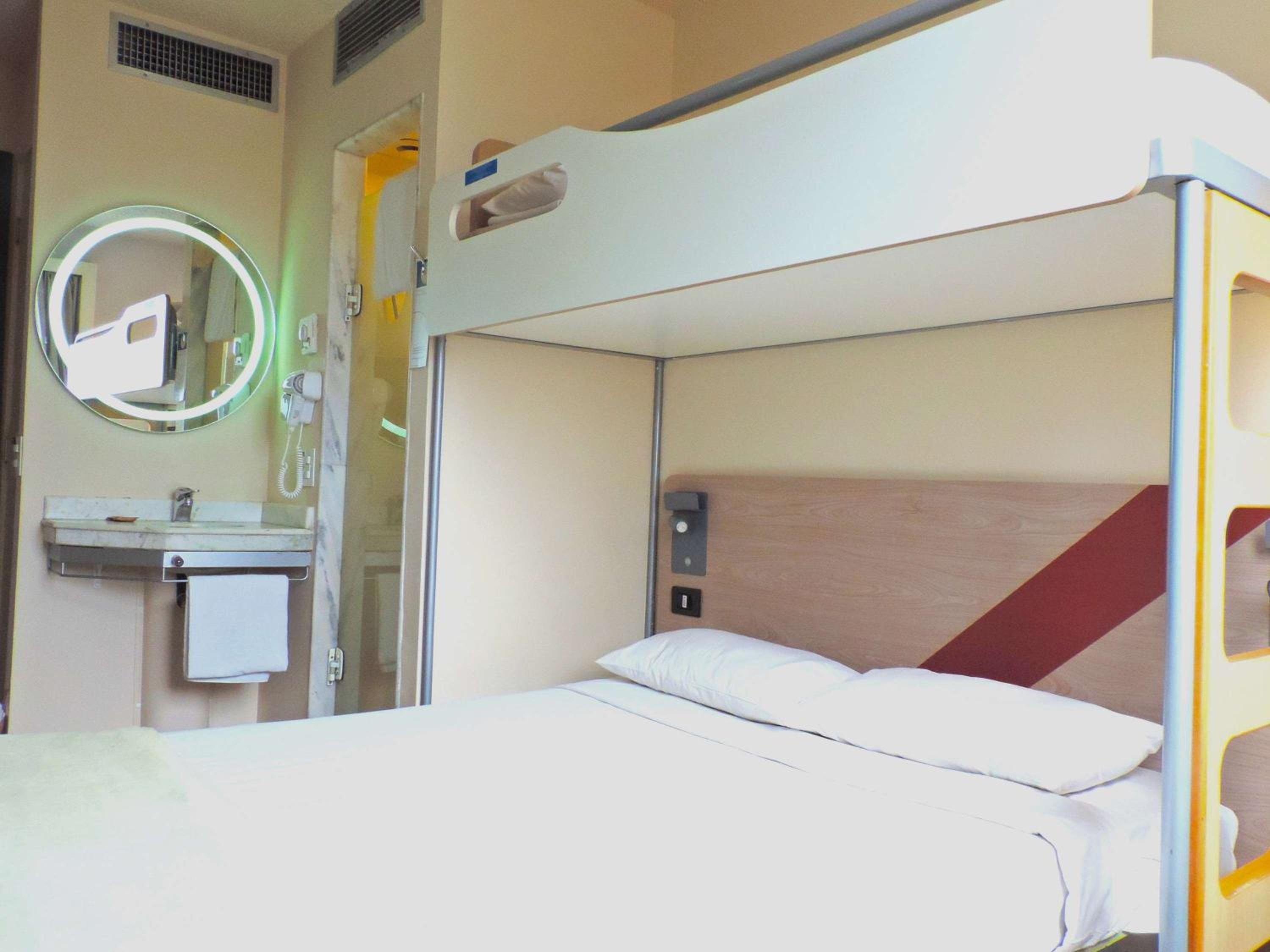 Superior Apartment with One Double and One Single Bed thumbnail 5