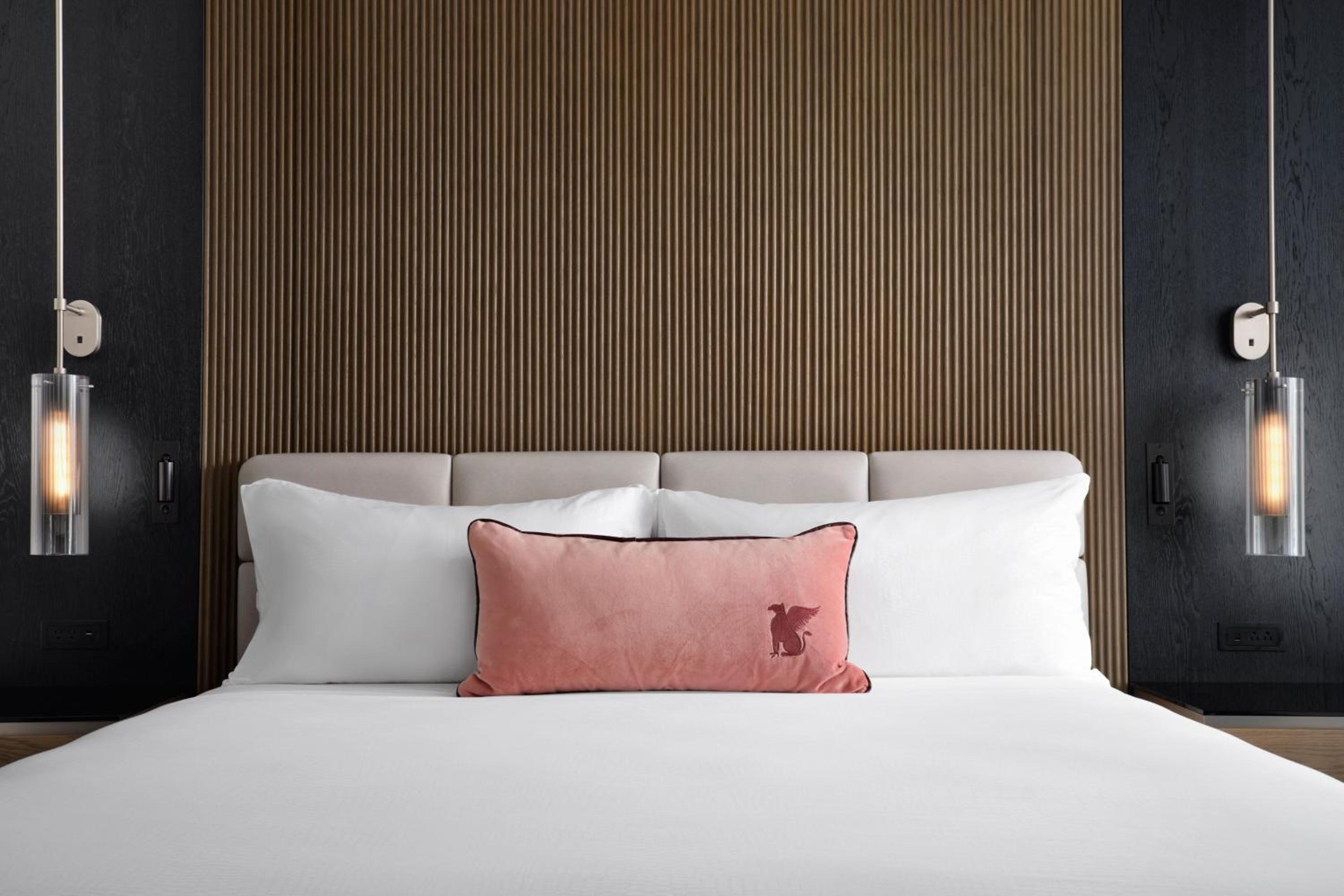 King Room with Adapted Tub - Mobility Accessible/High Floor