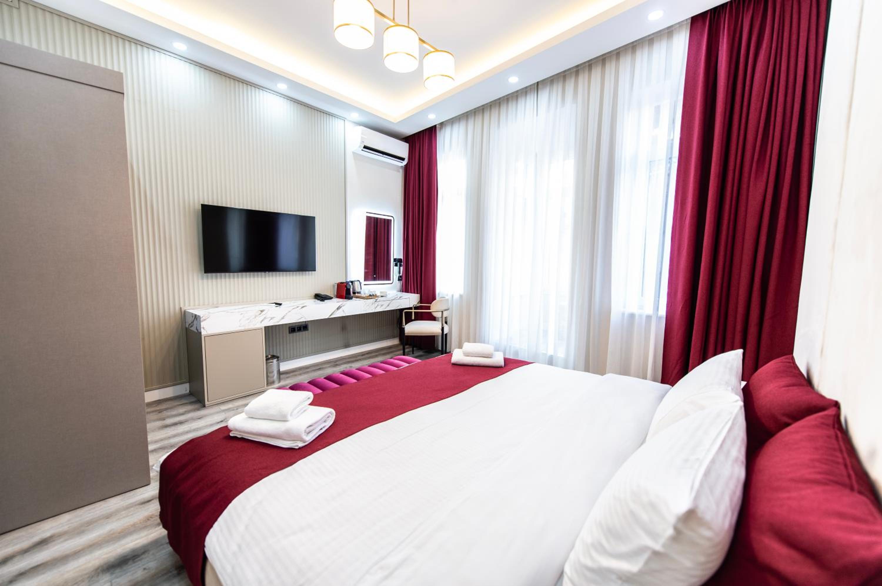 Deluxe King Room photo 1