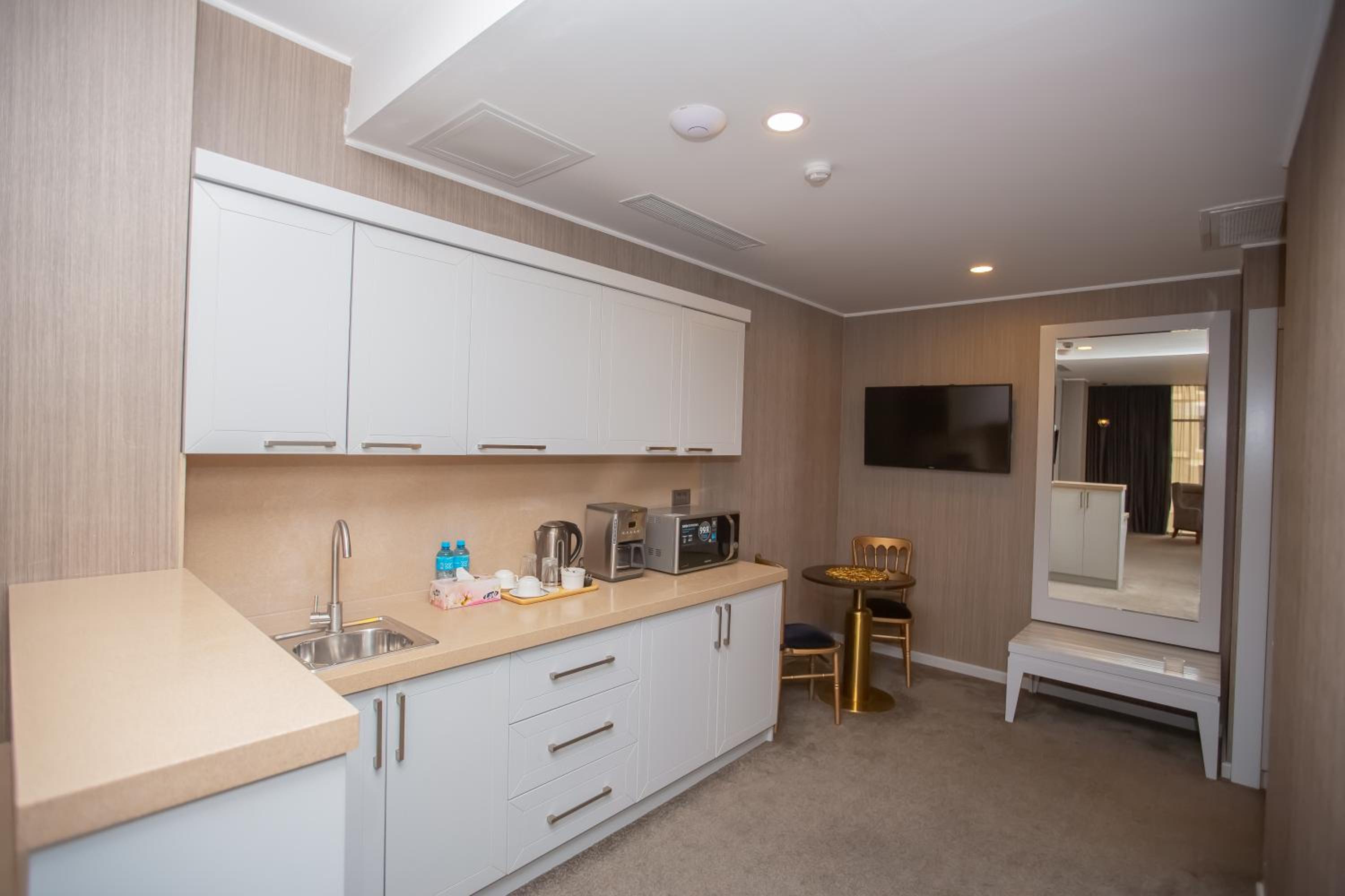 Studio Apartment - Photo 6