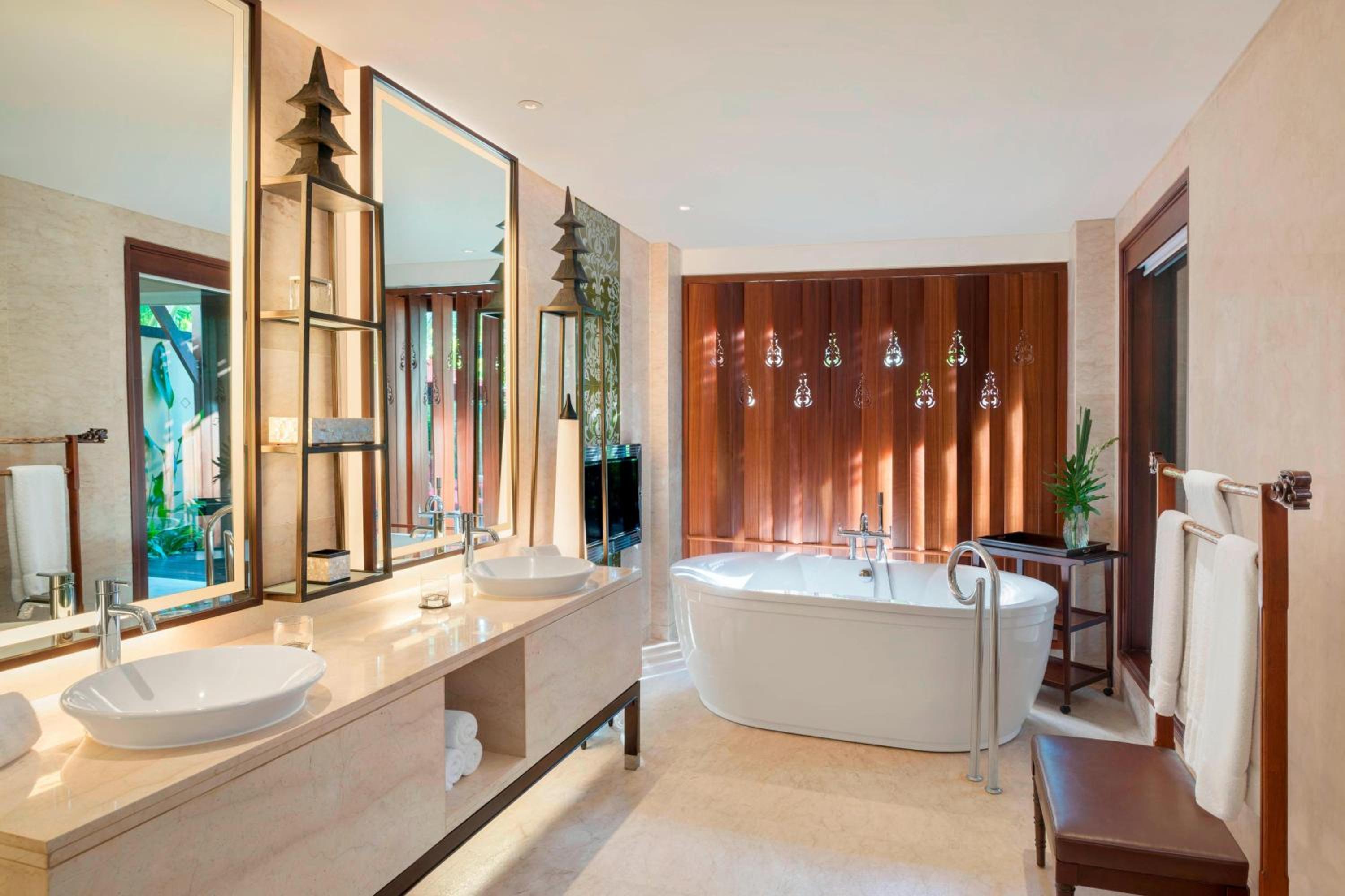 St Regis Suite, 1 Bedroom Suite, 1 King, Balcony - Photo 5