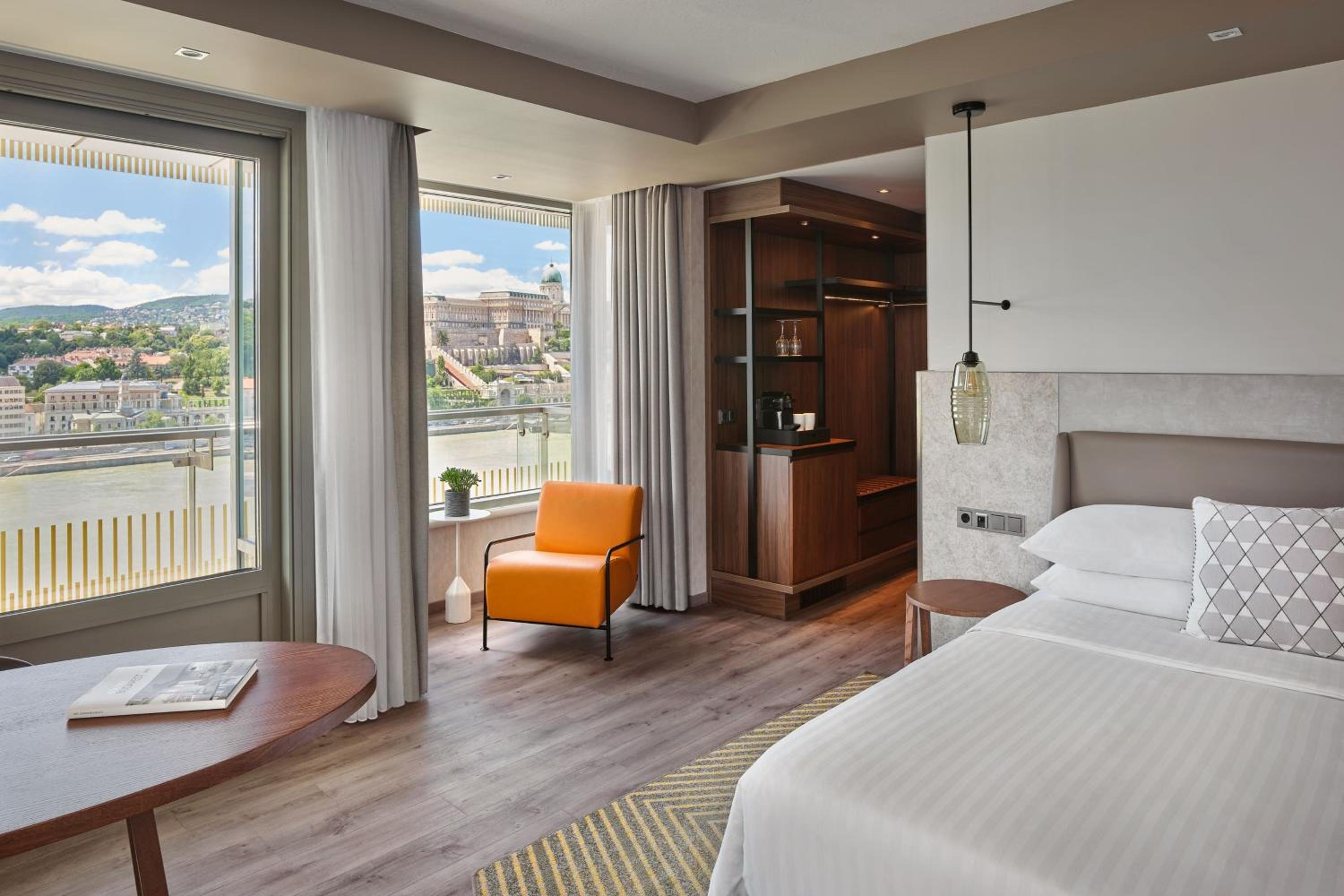 Corner Studio Suite with M Club Lounge Access