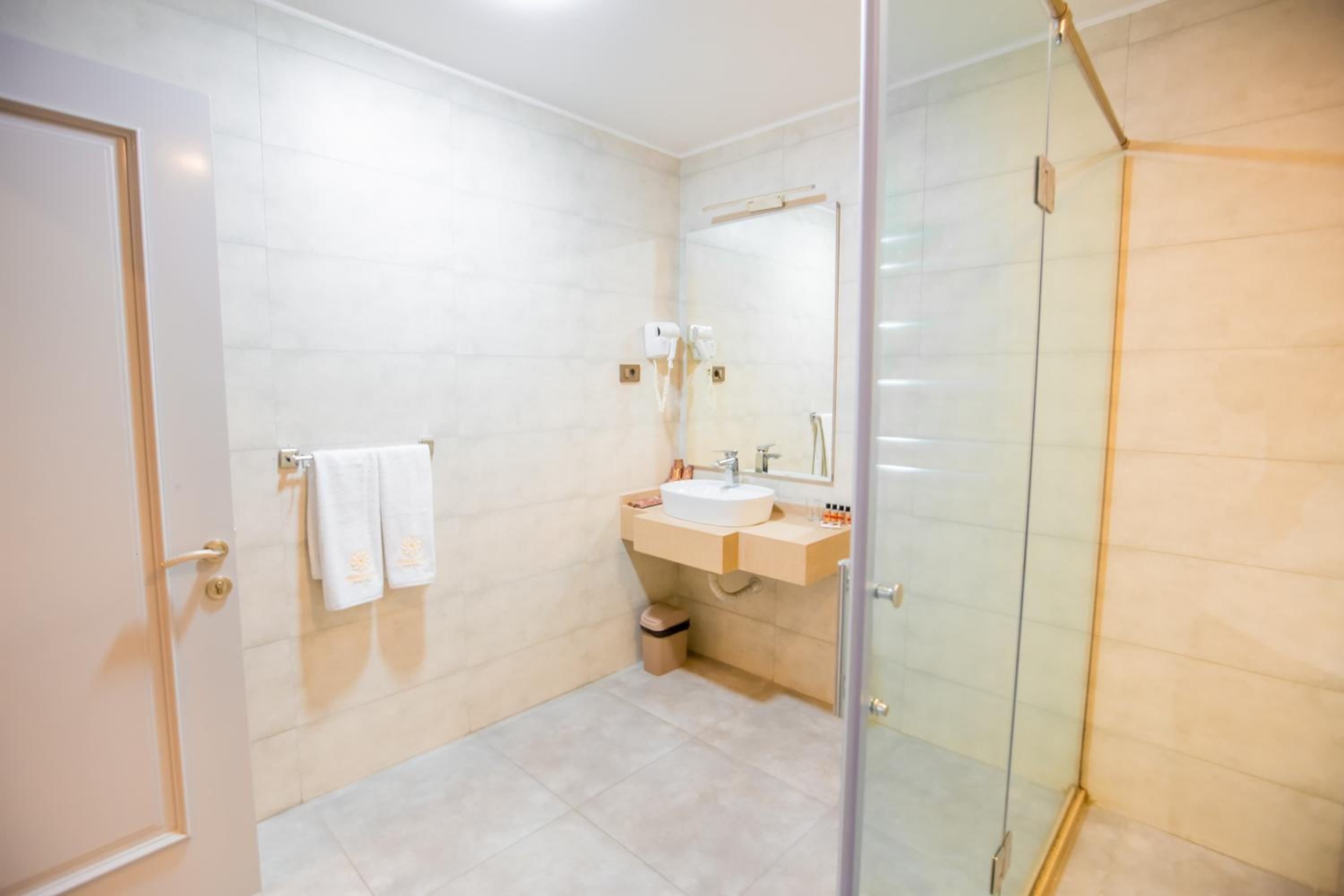 Standard Twin Room - Photo 4
