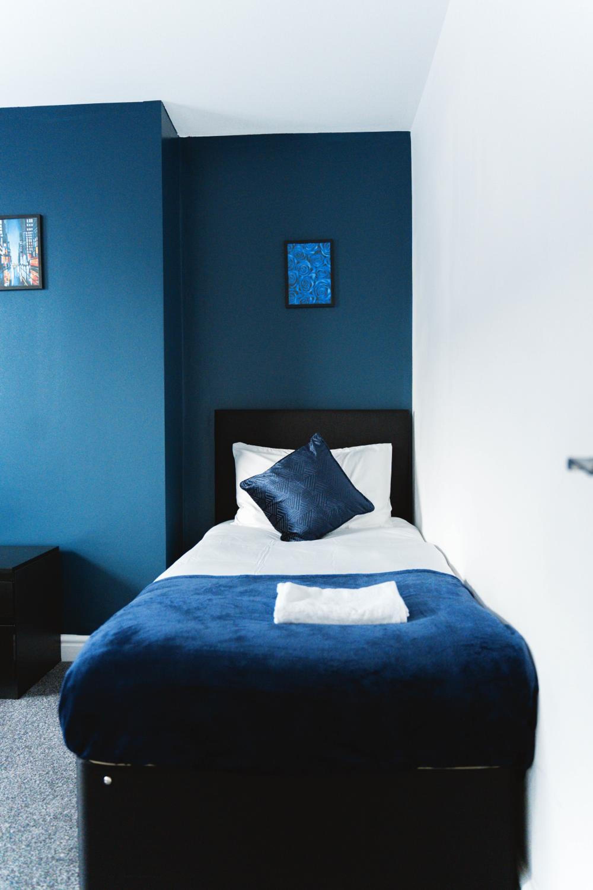 Five-Bedroom House photo 2