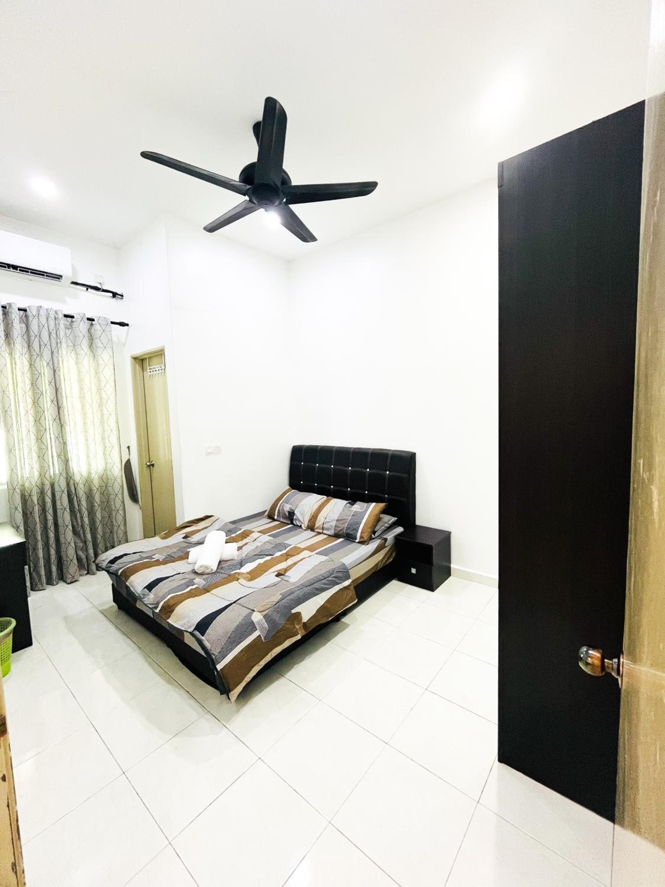 Three-Bedroom House photo 2