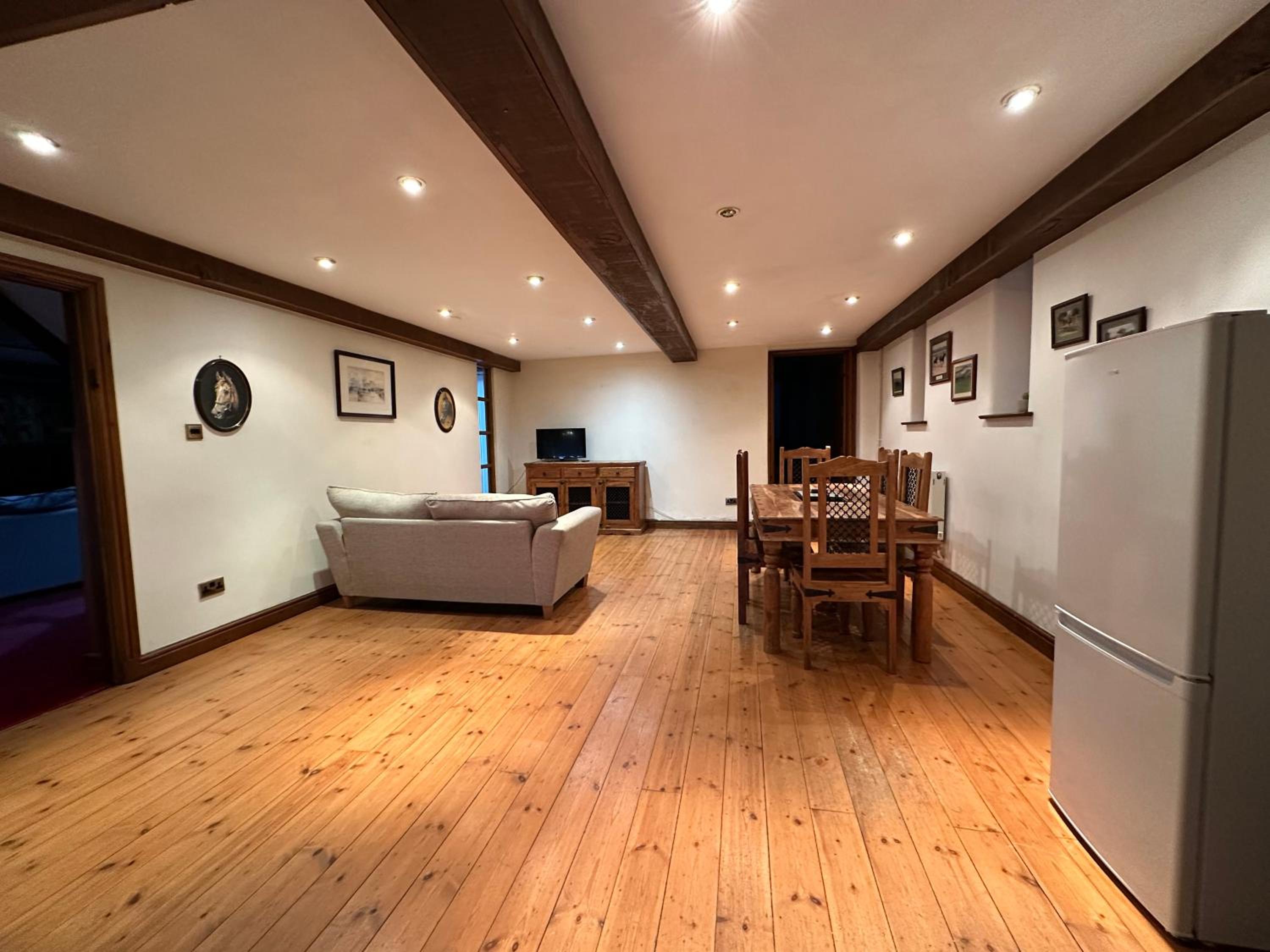 Six-Bedroom House photo 1