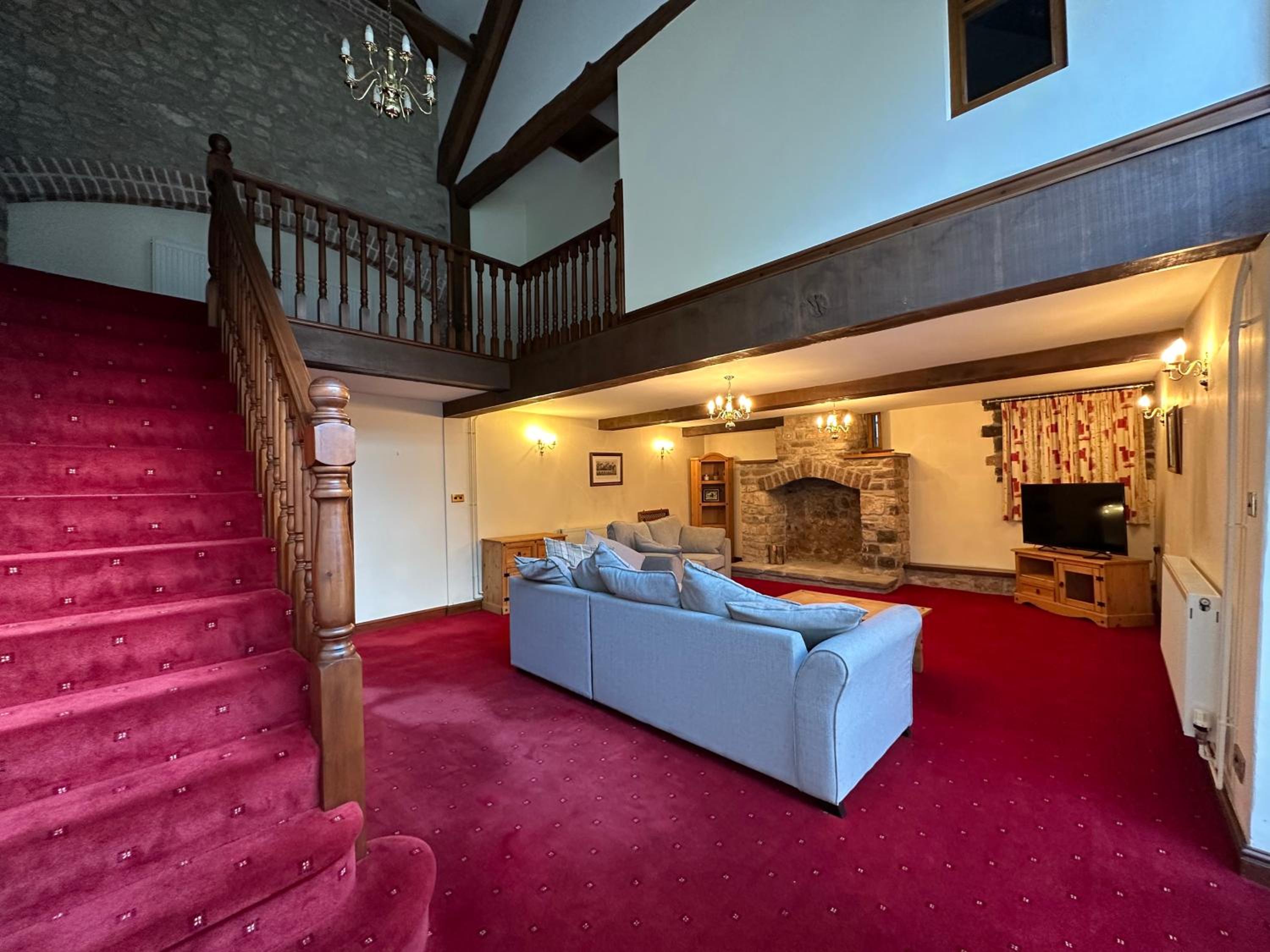 Six-Bedroom House photo 2