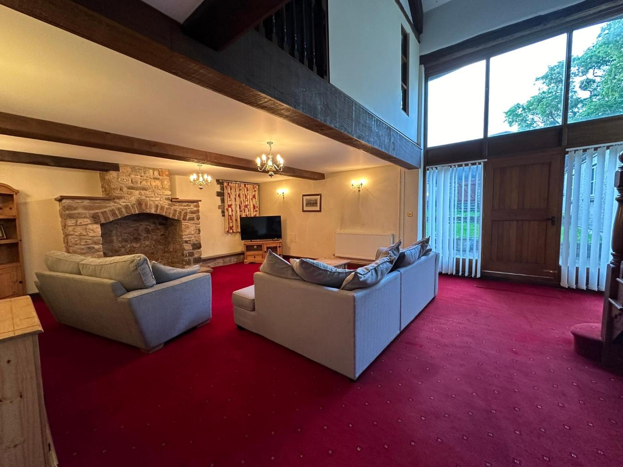 Six-Bedroom House photo 3