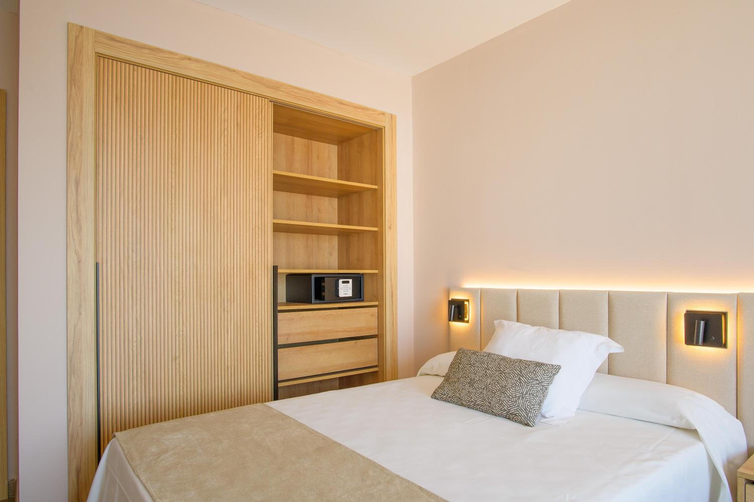 Standard Double Room with Sea View (2 Adults + 1 Child)  photo 3