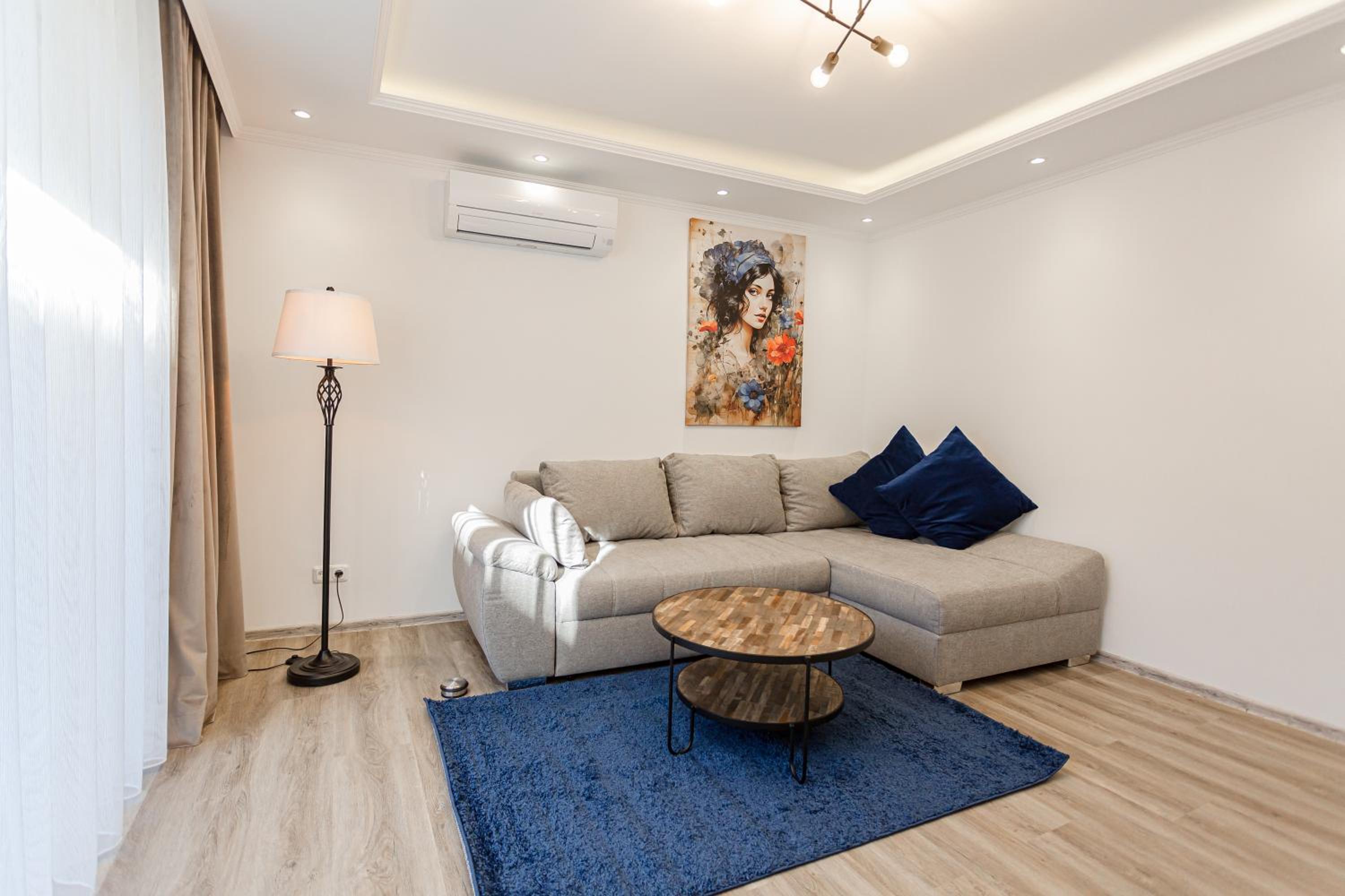One-Bedroom Apartment with Terrace photo 1