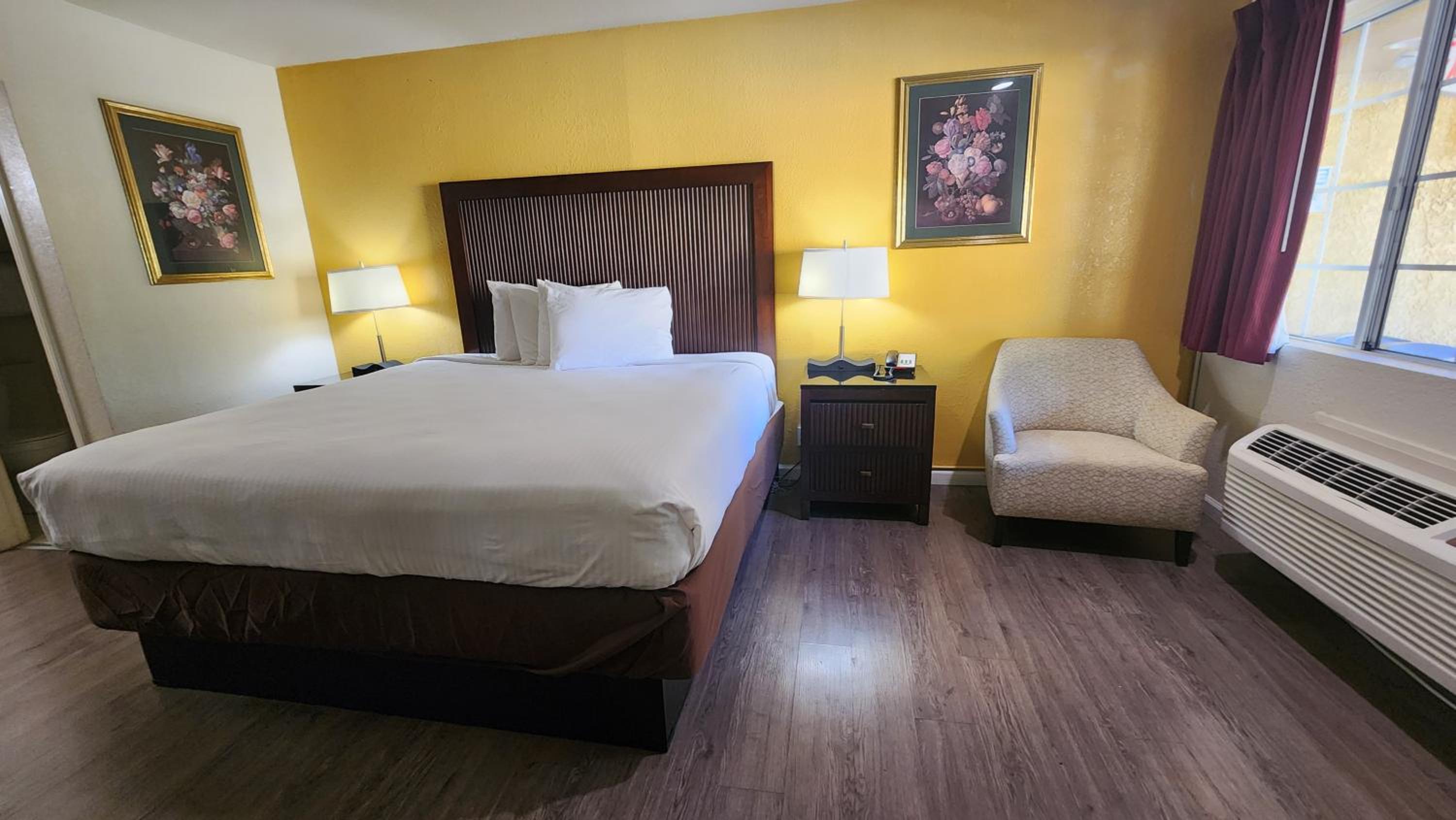 King Room - Non-Smoking - Photo 10