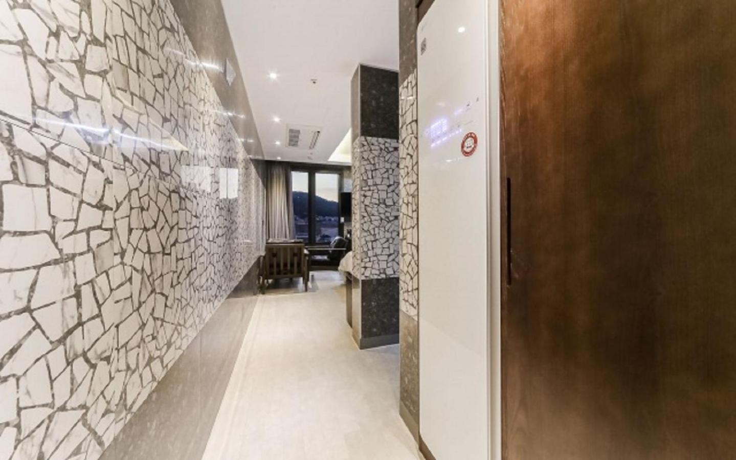 Superior Twin Room with City View - Photo 2