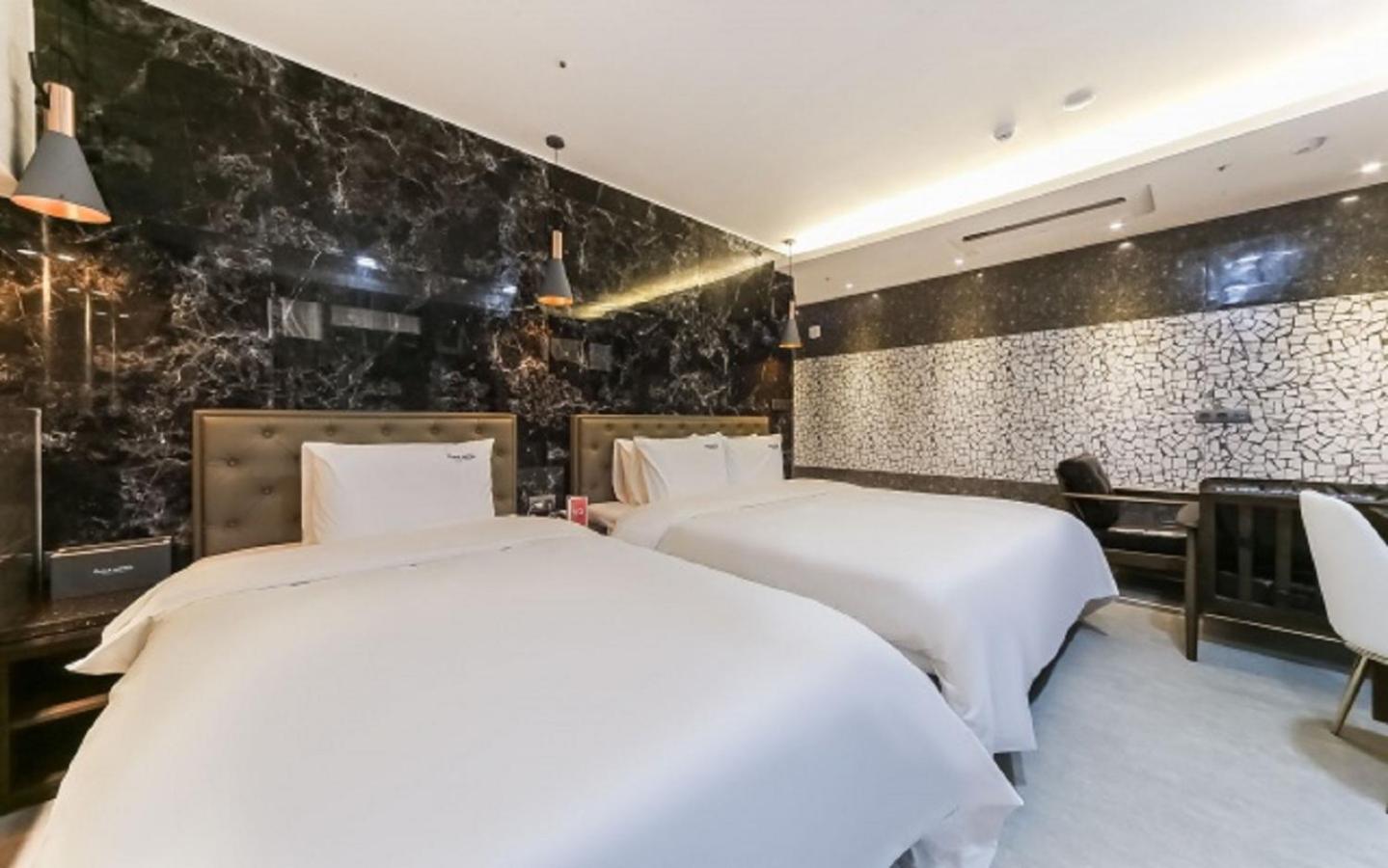 Superior Twin Room with City View - Photo 1