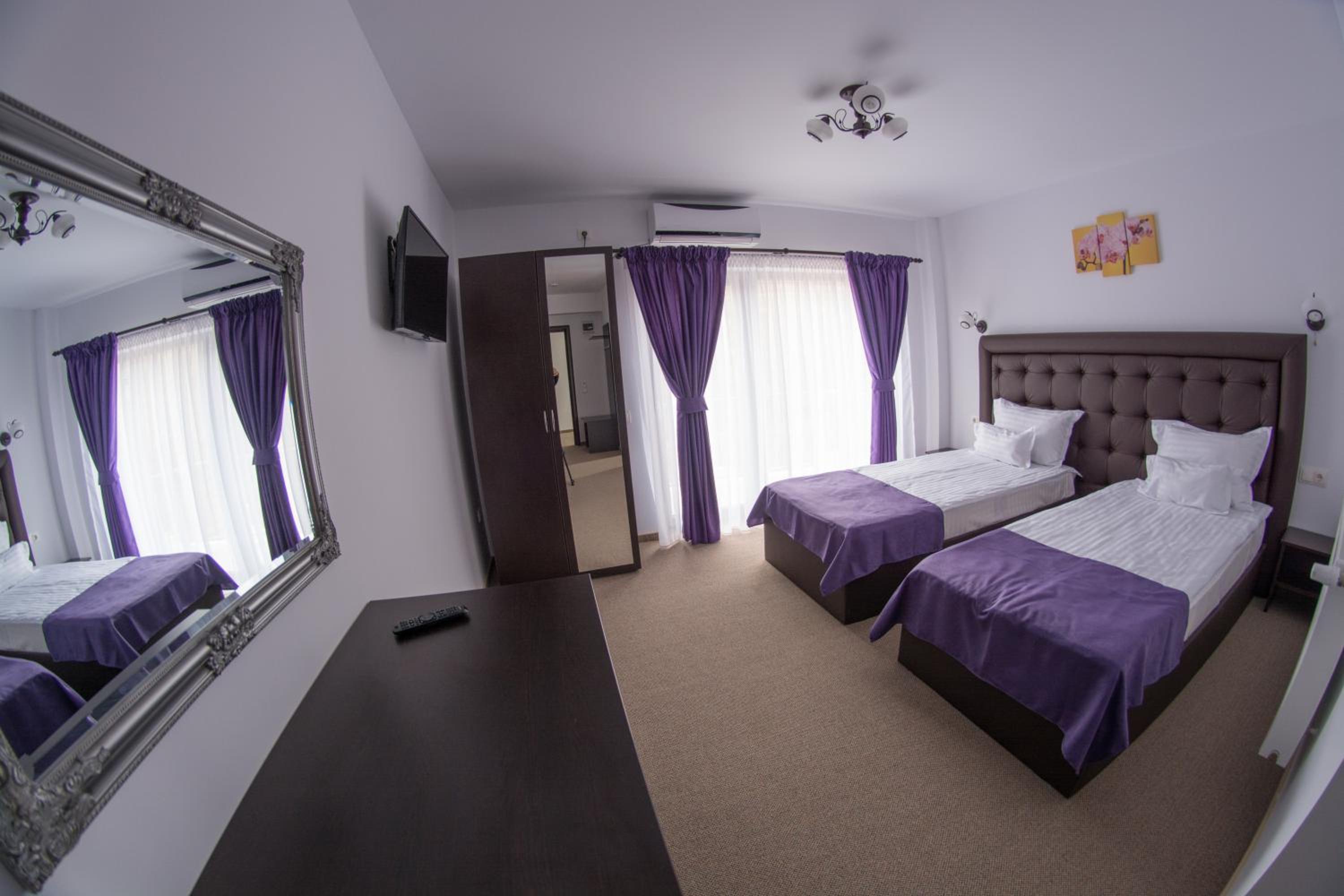 Twin Room - Photo 2