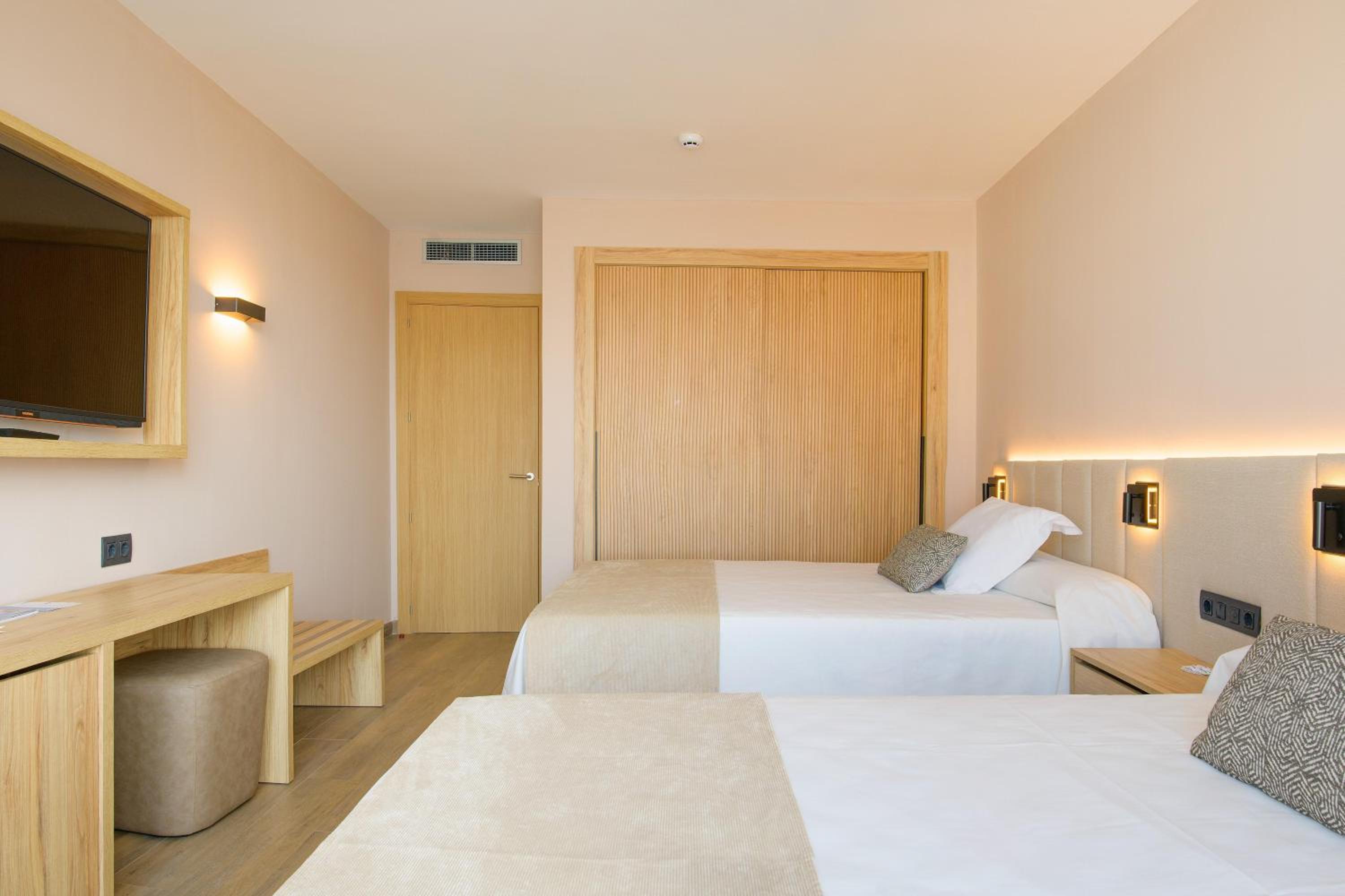 Standard Double Room with Sea View (2 Adults + 1 Child)  photo 2