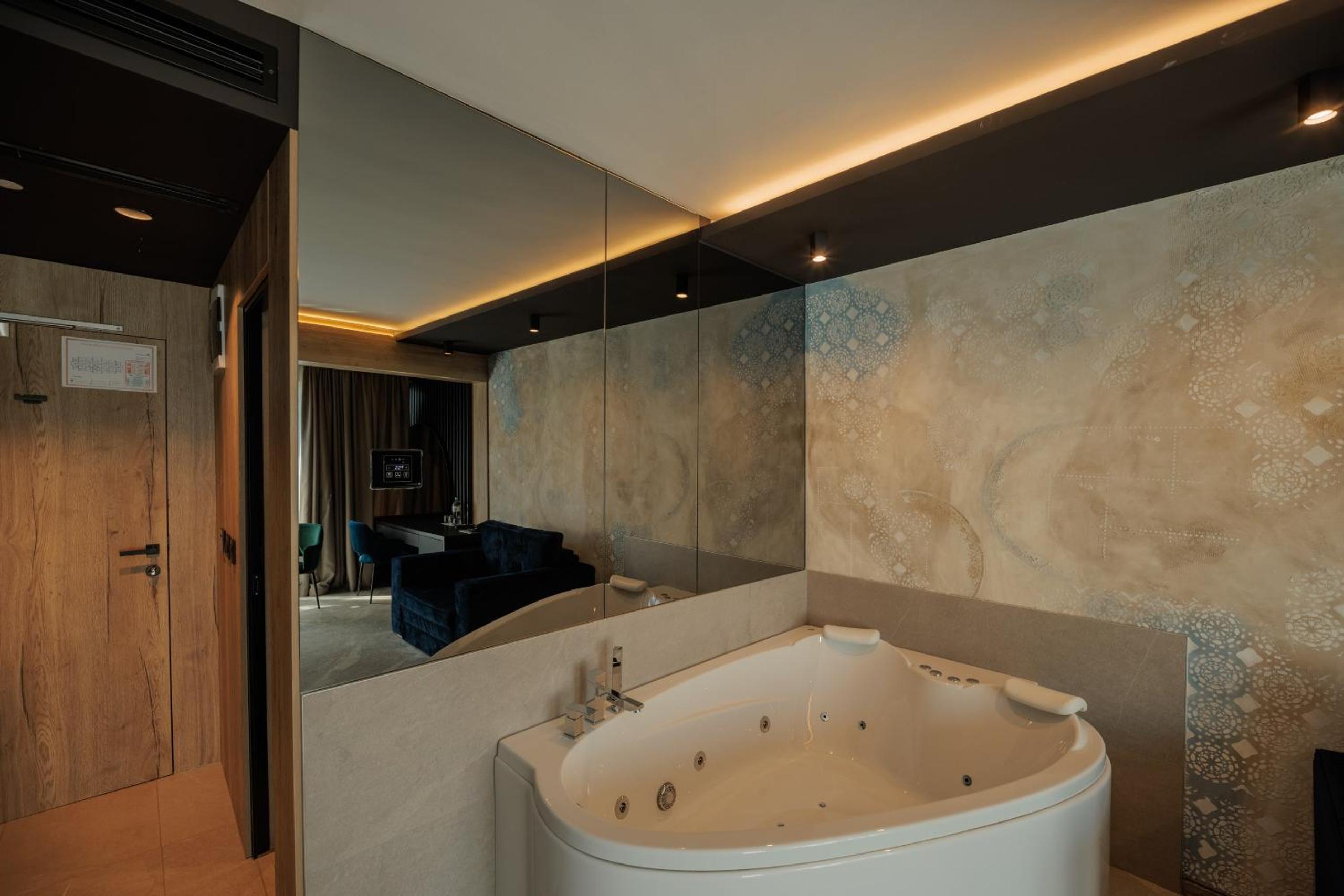 Deluxe Double Room - Photo 11