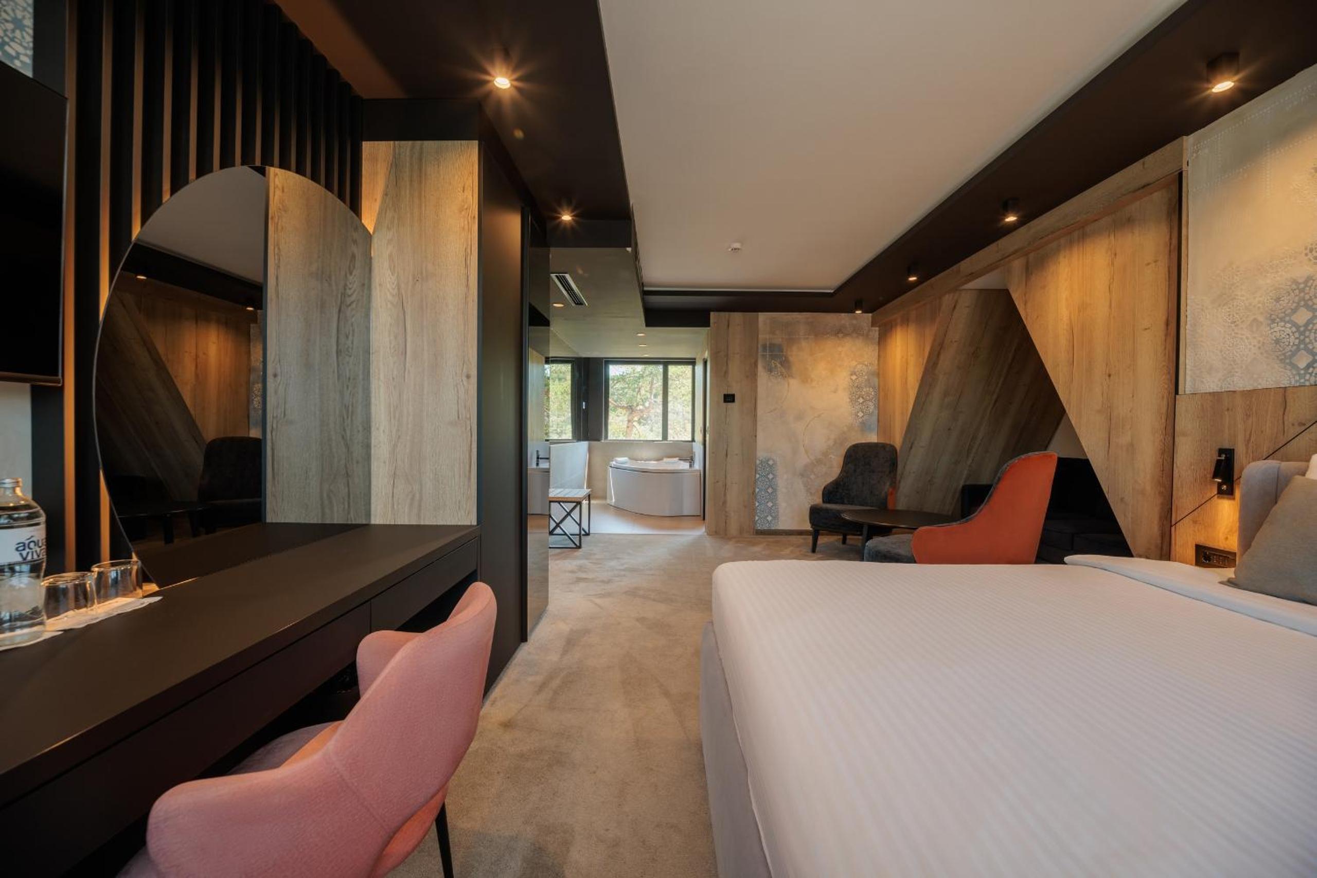 Deluxe Double Room - Photo 13