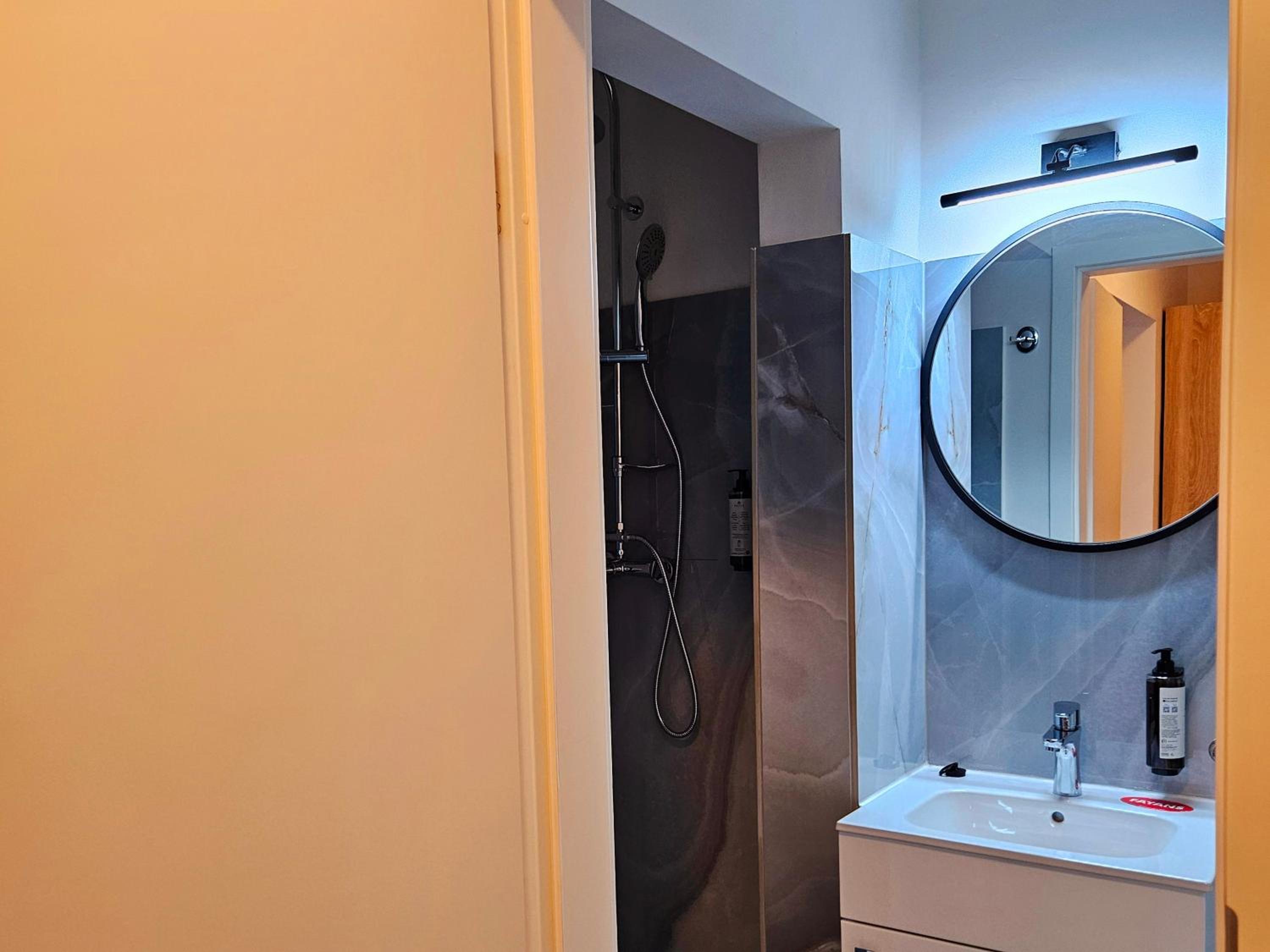 Superior King Room - Photo 12