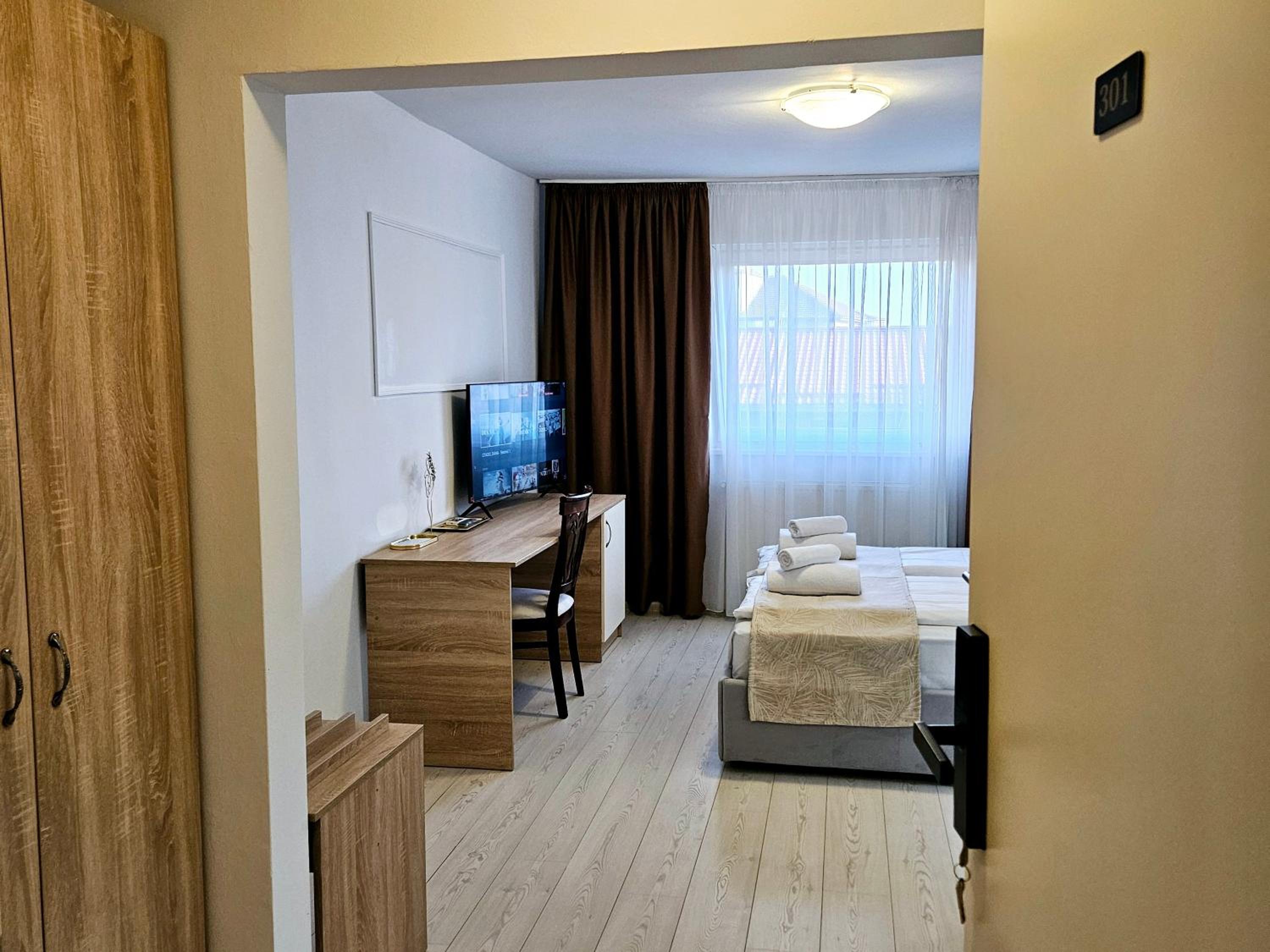 Superior King Room - Photo 13