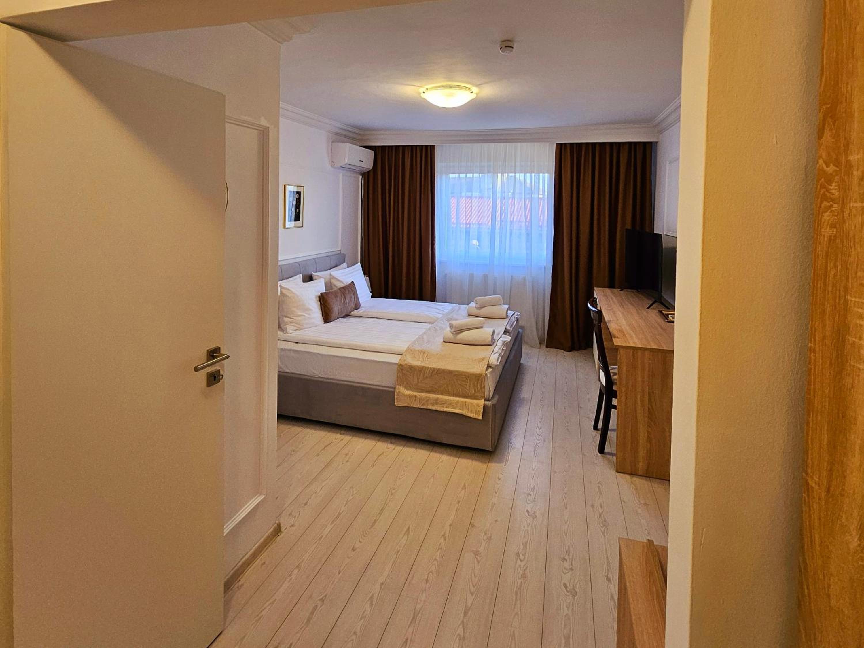 Superior King Room - Photo 15