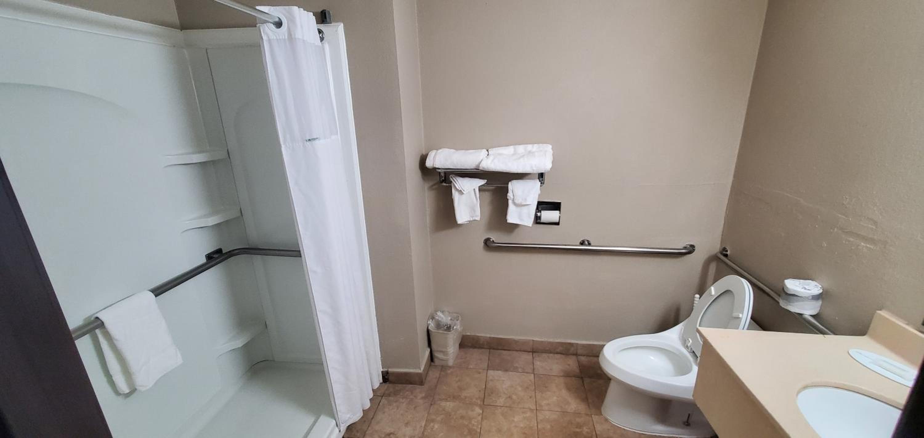 Queen Room - Mobility Access/Non-Smoking - Photo 4