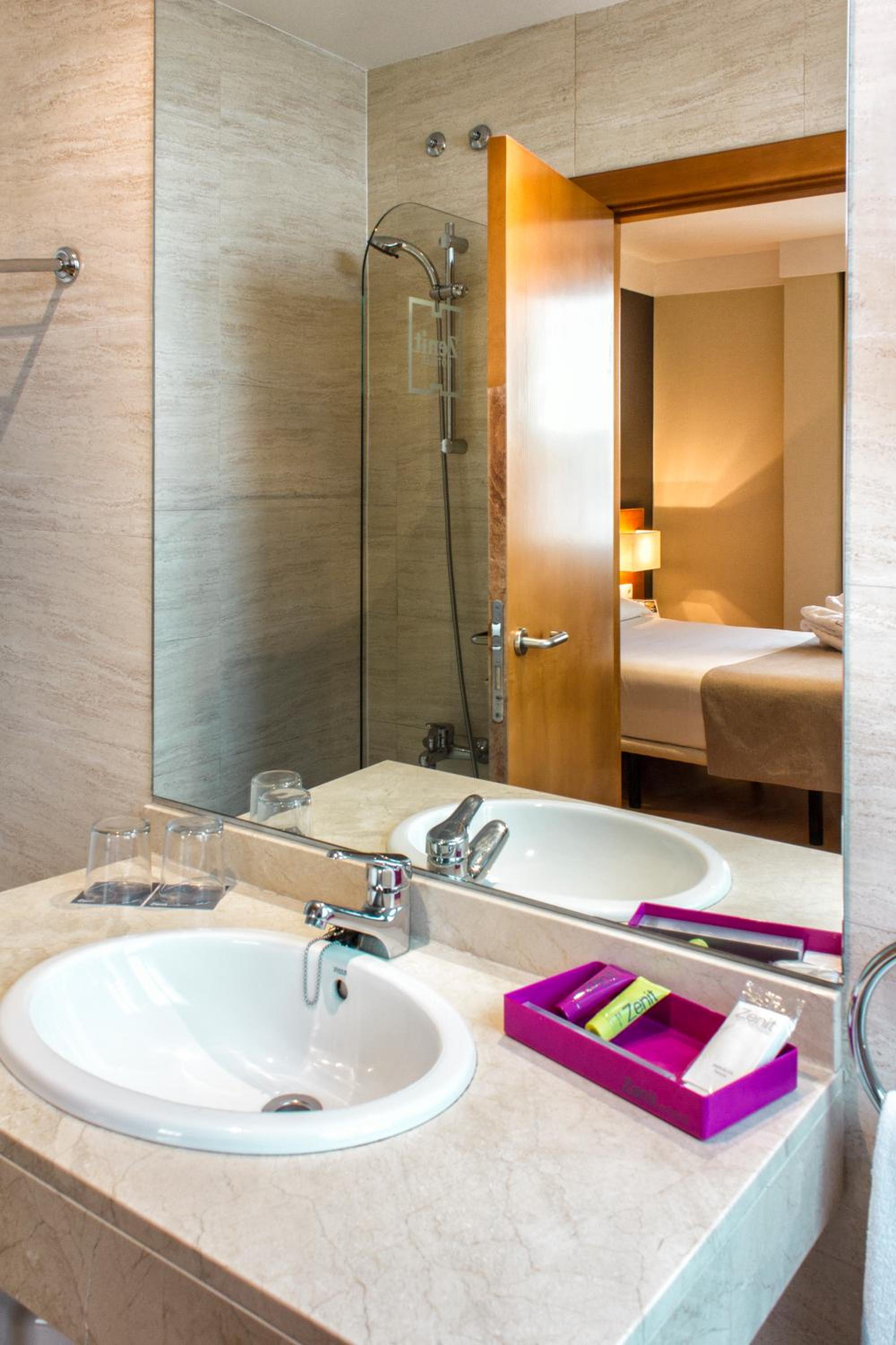 Double or Twin Room (1-2 People) - Photo 6
