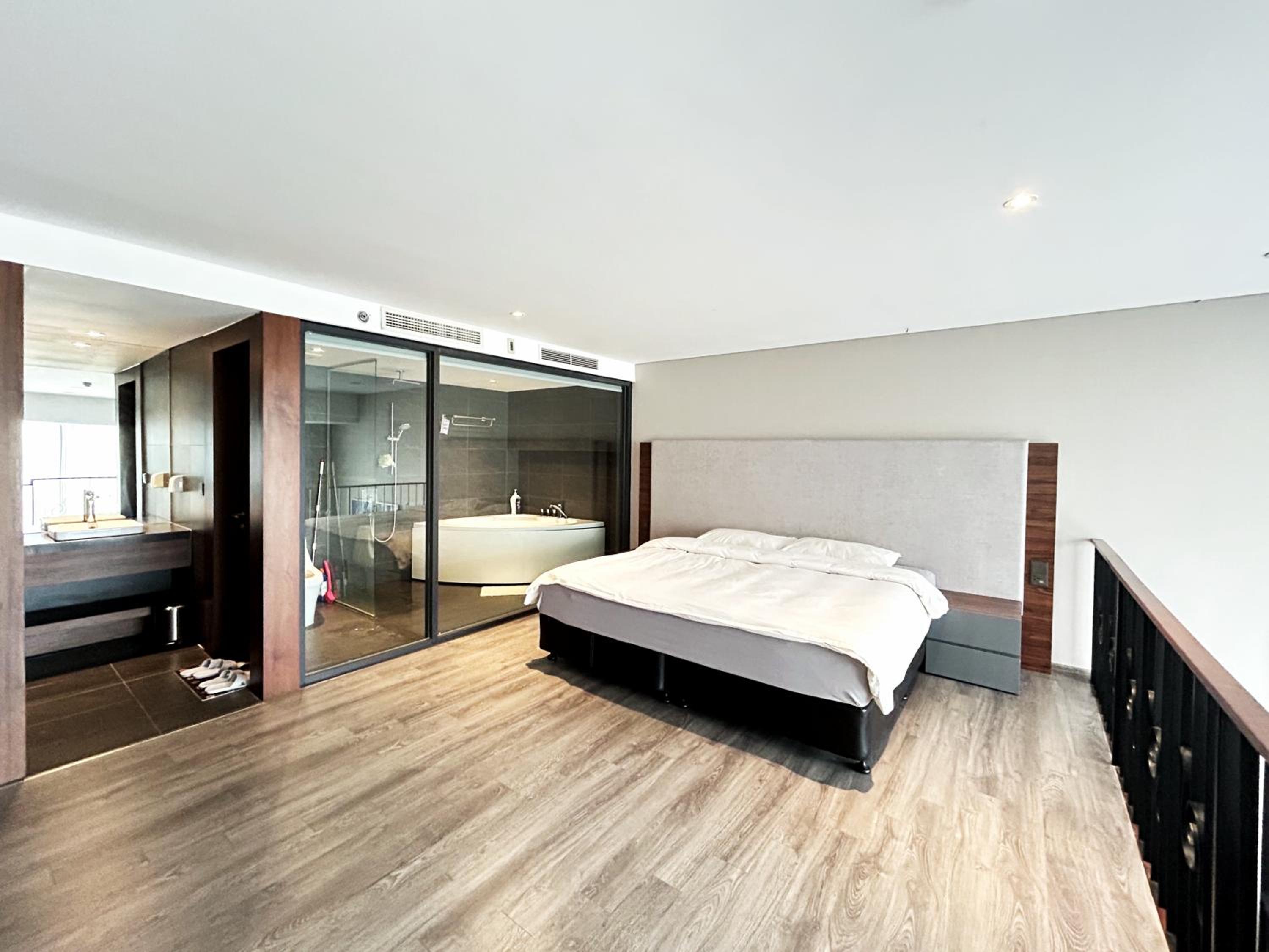 One-Bedroom Apartment with City View
