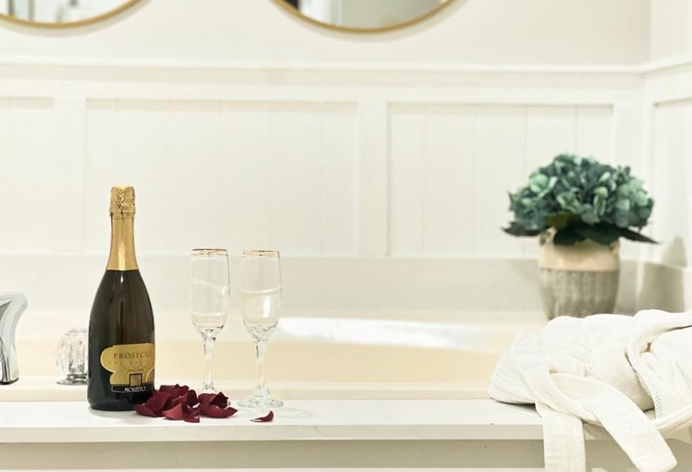 Deluxe Suite with Spa Bath - Photo 8