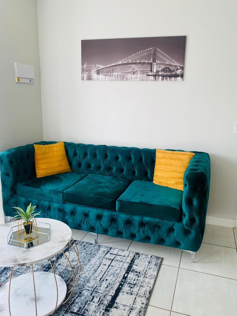 One-Bedroom Apartment photo 1