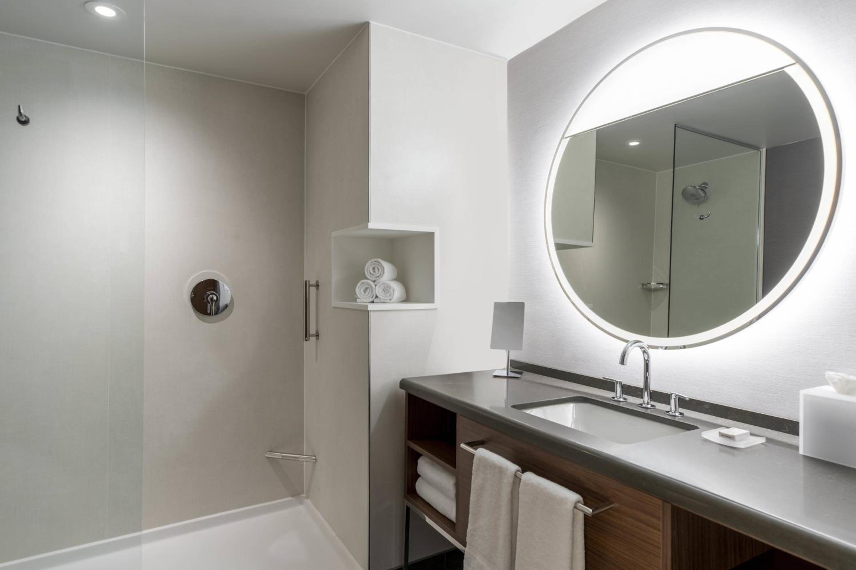 Standard Queen Room with Two Queen Beds - Hearing Accessible