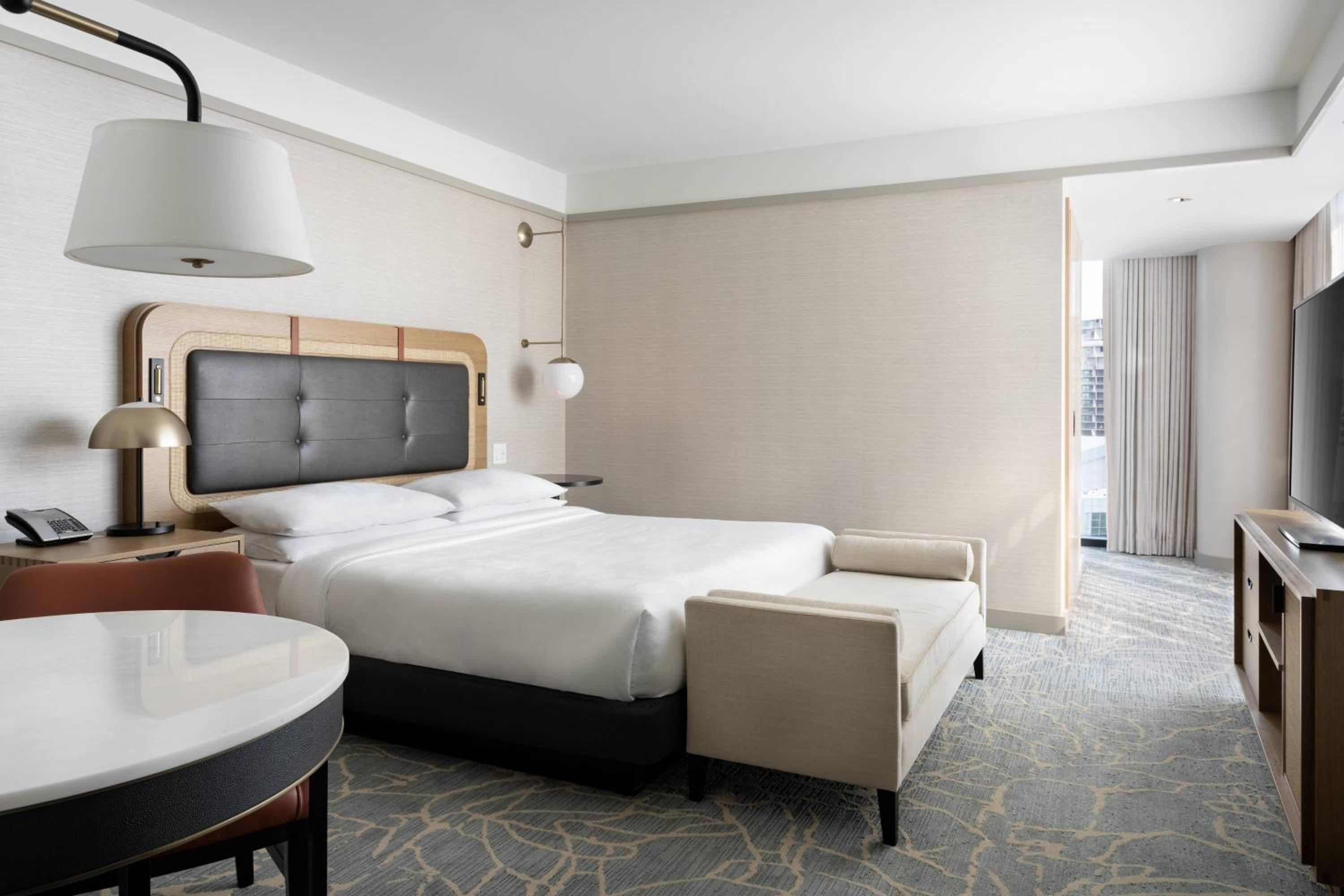 Larger Guest room with 1 King, Harbor view, Corner room