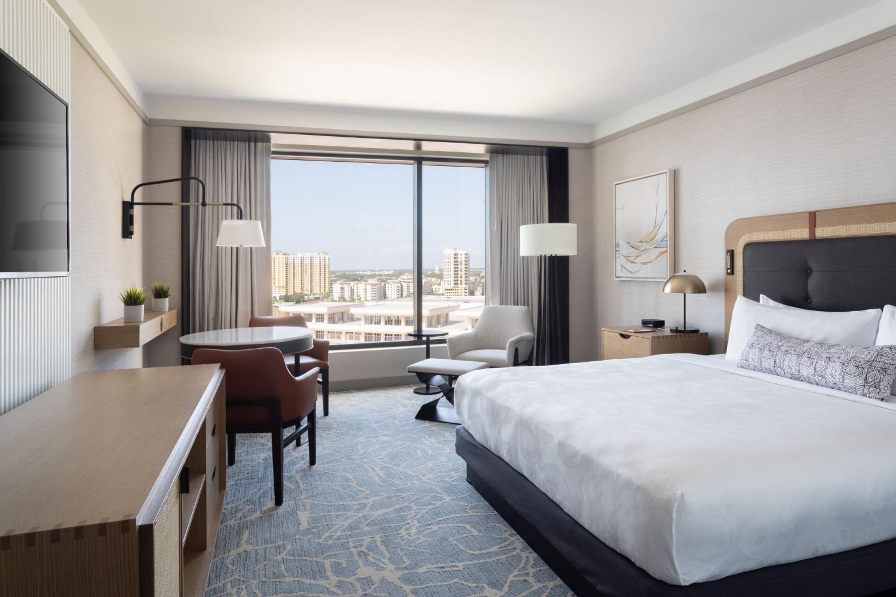 Deluxe King Room with Water View - Mobility and Hearing Accessible with Tub