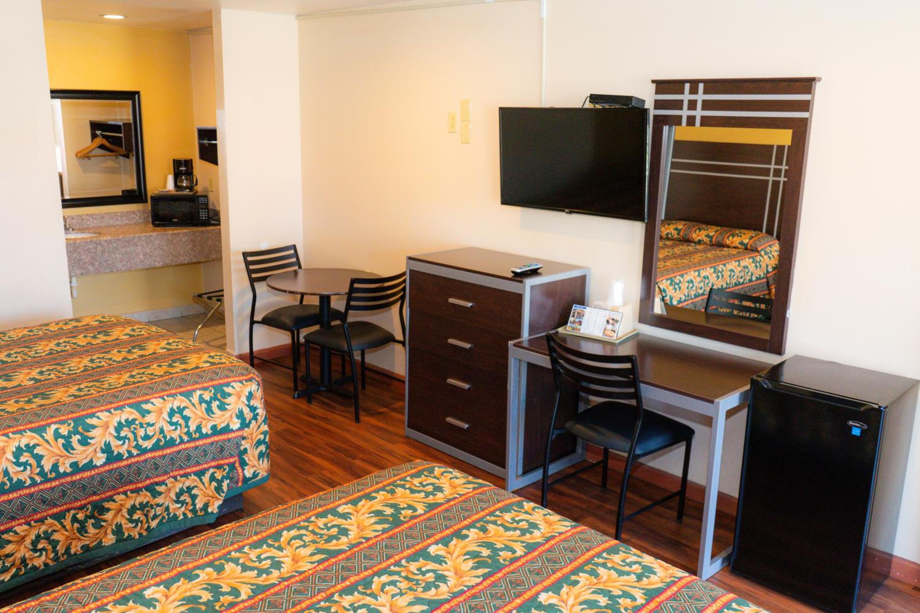 Queen Room with Two Queen Beds - Photo 3