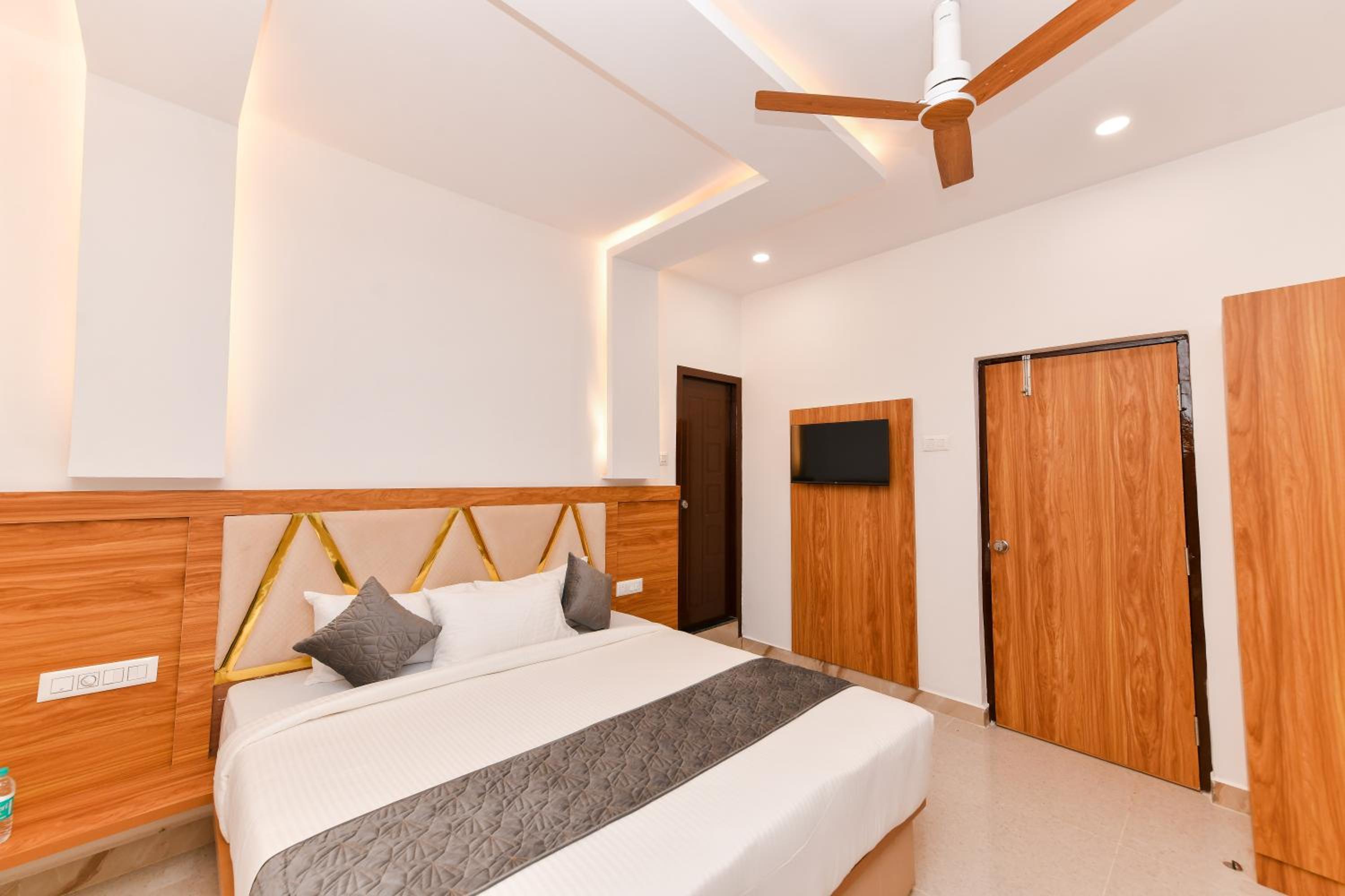 Standard Double Room with Fan photo 2