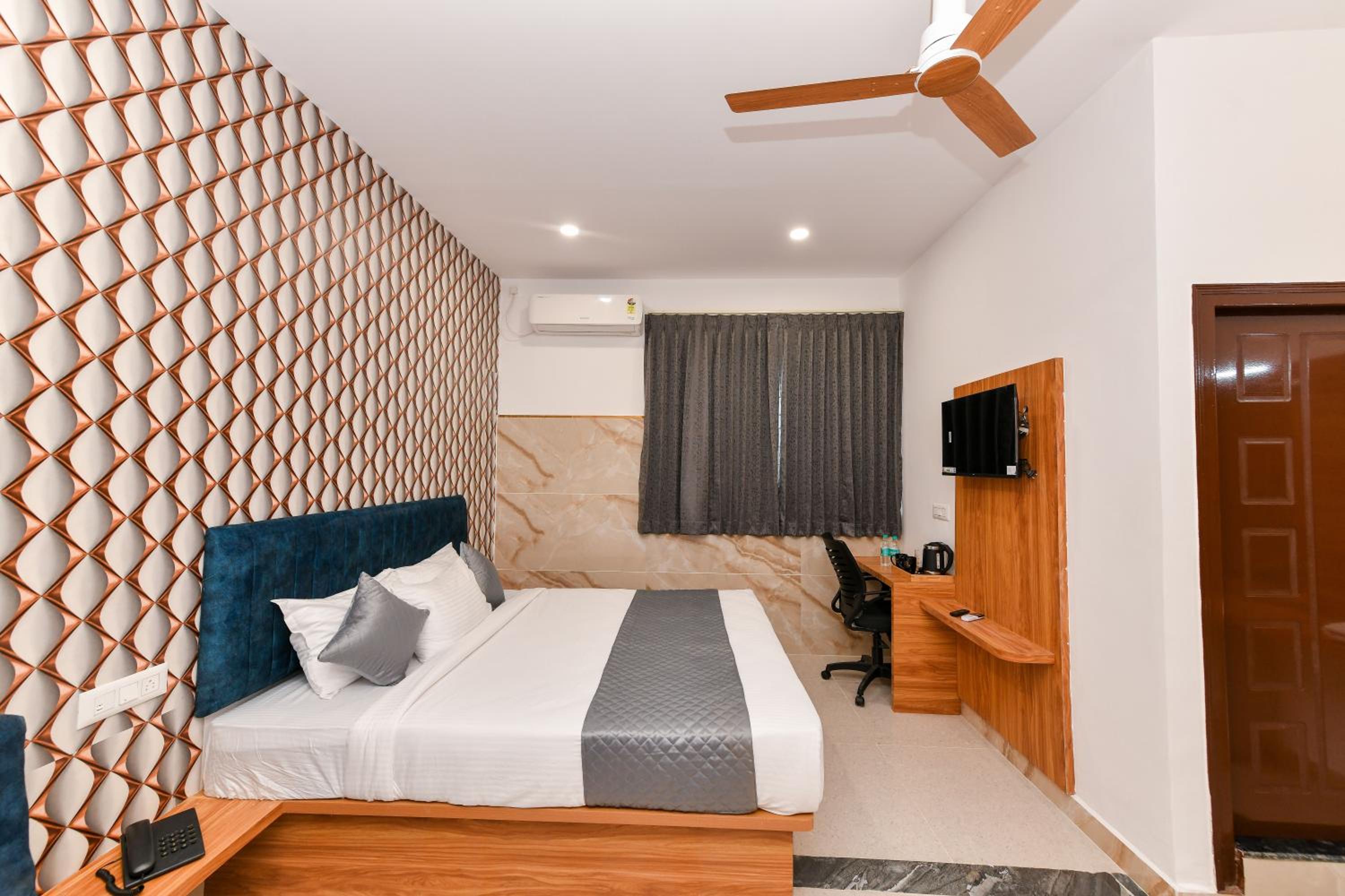 Deluxe King Room photo 1