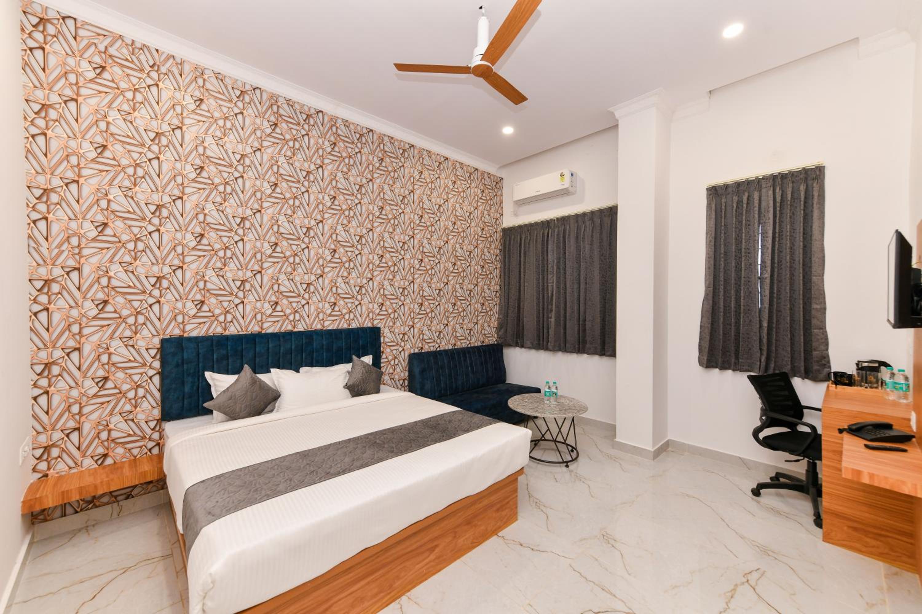 Deluxe King Room photo 2