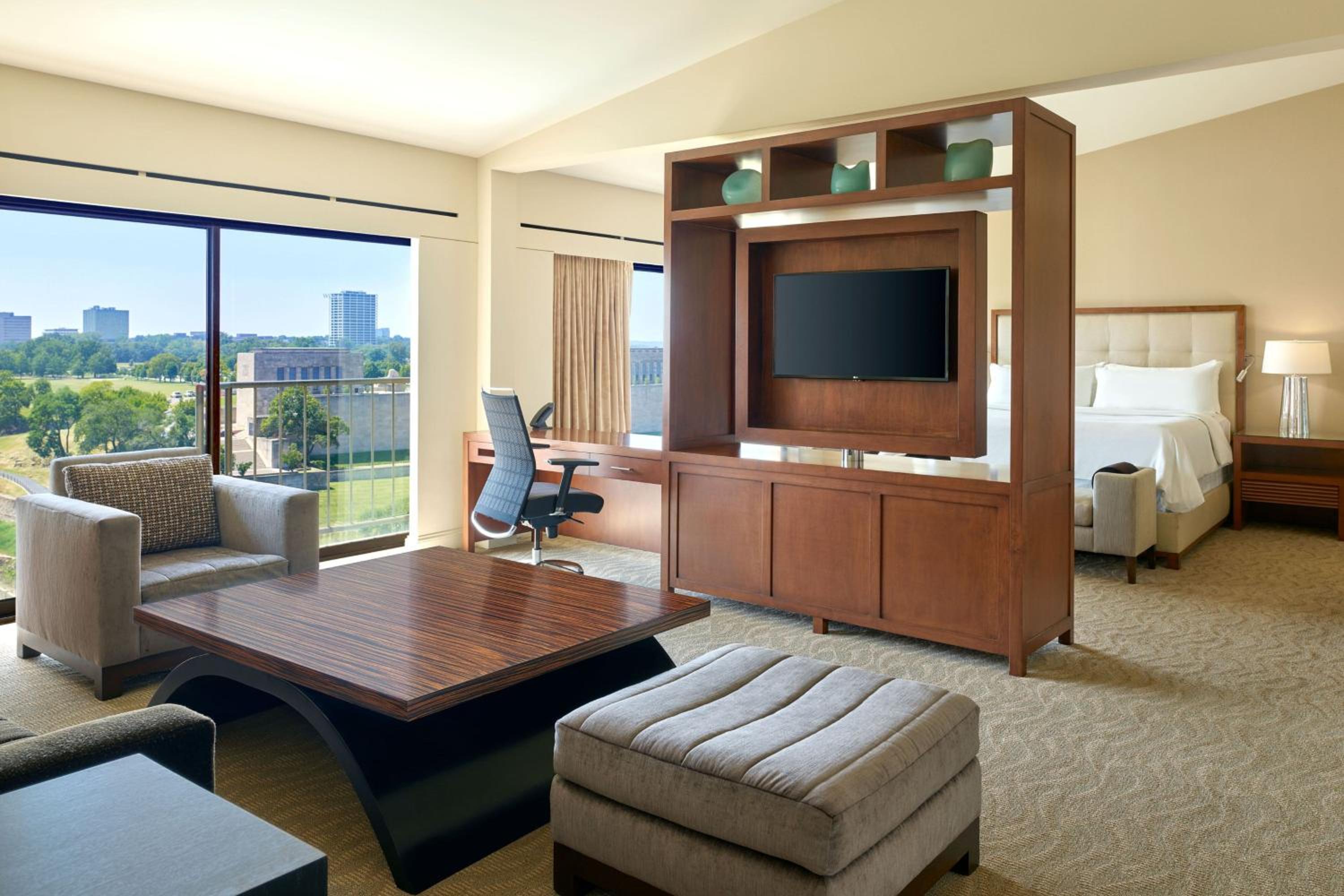 Royal One-Bedroom Large Suite - Club Lounge Access  photo 2